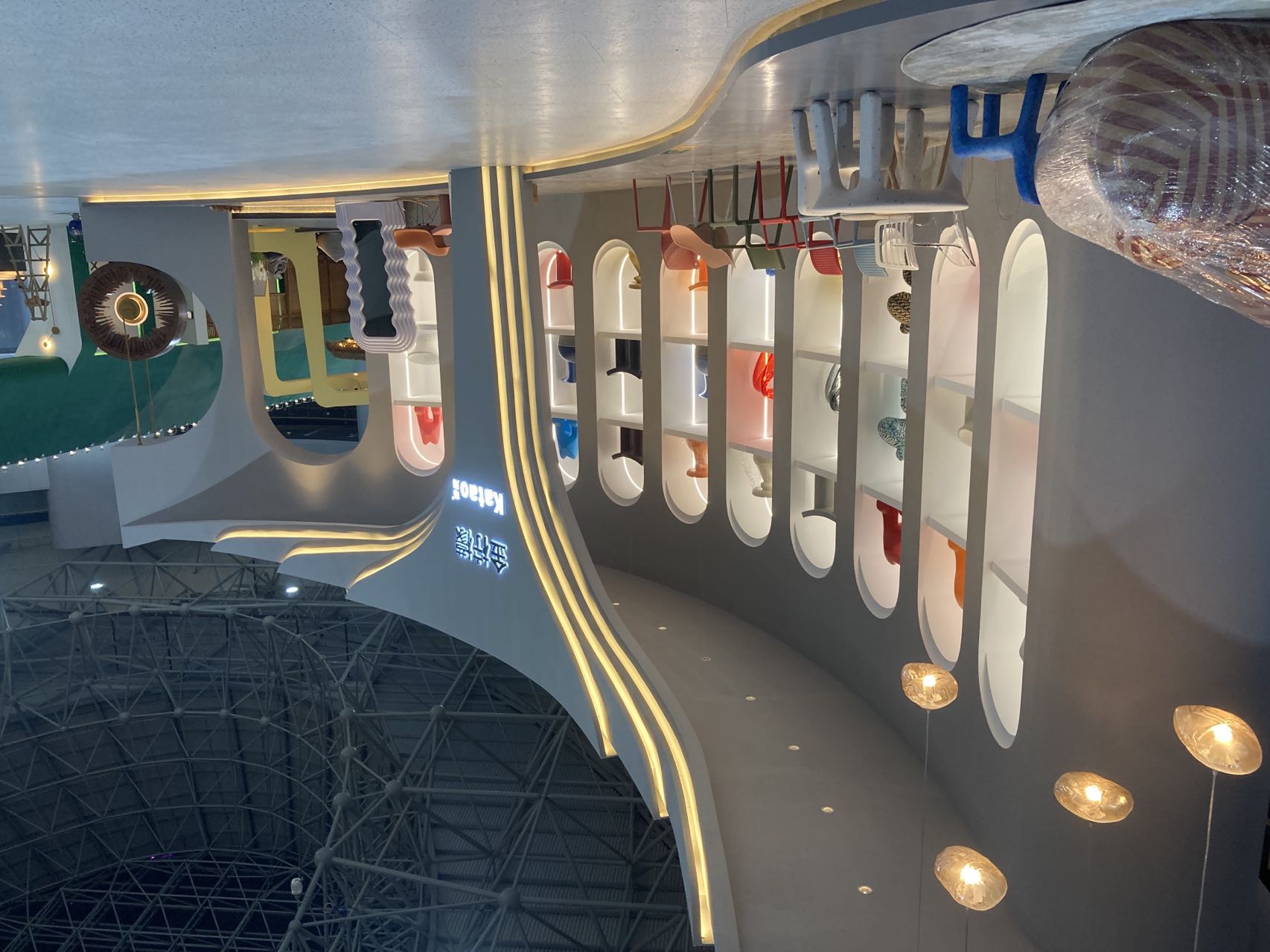 Green trees and white mountains, overlapping shadows, three-dimensional presentation，