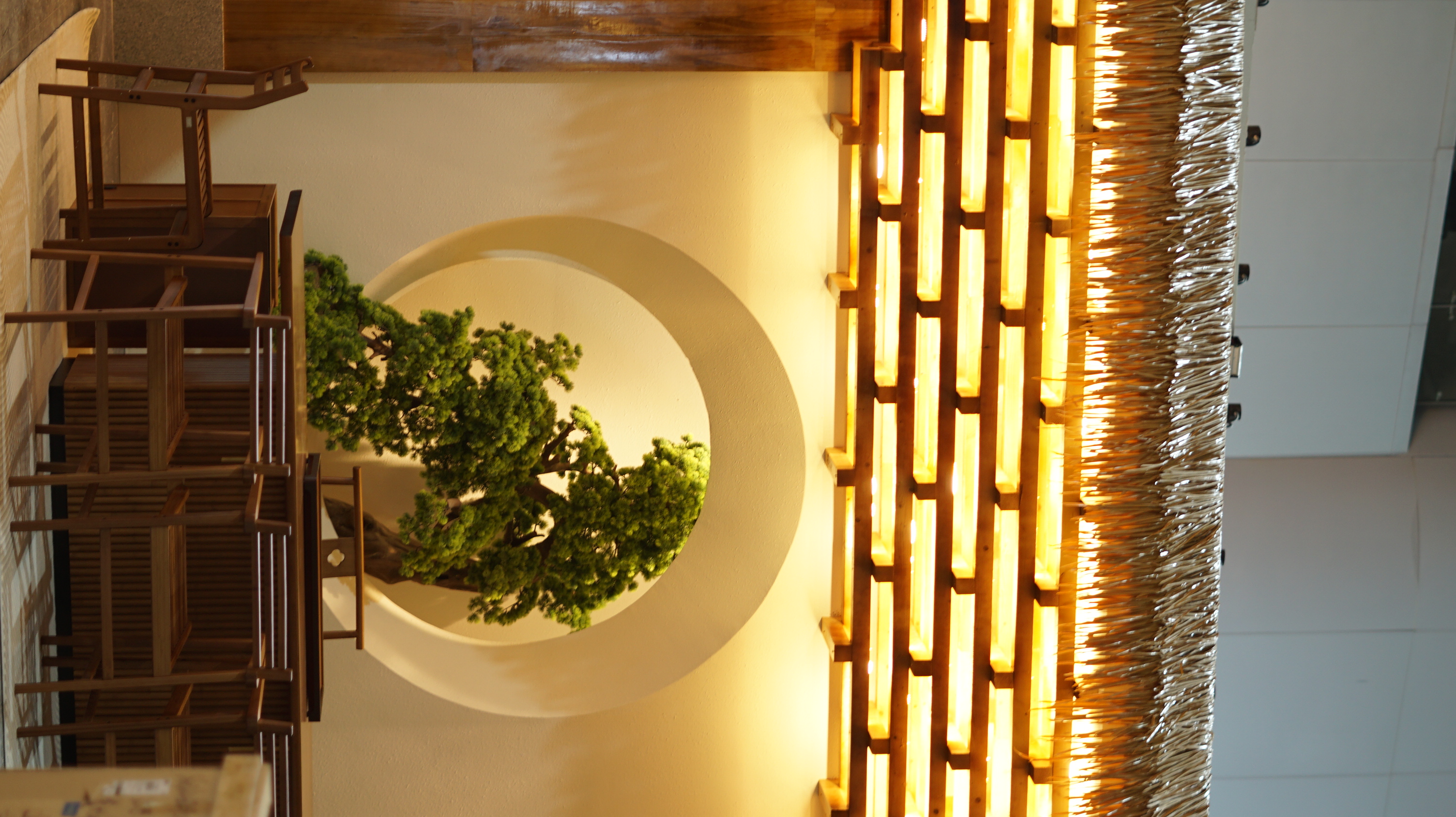 Green trees and white mountains, overlapping shadows, three-dimensional presentation，