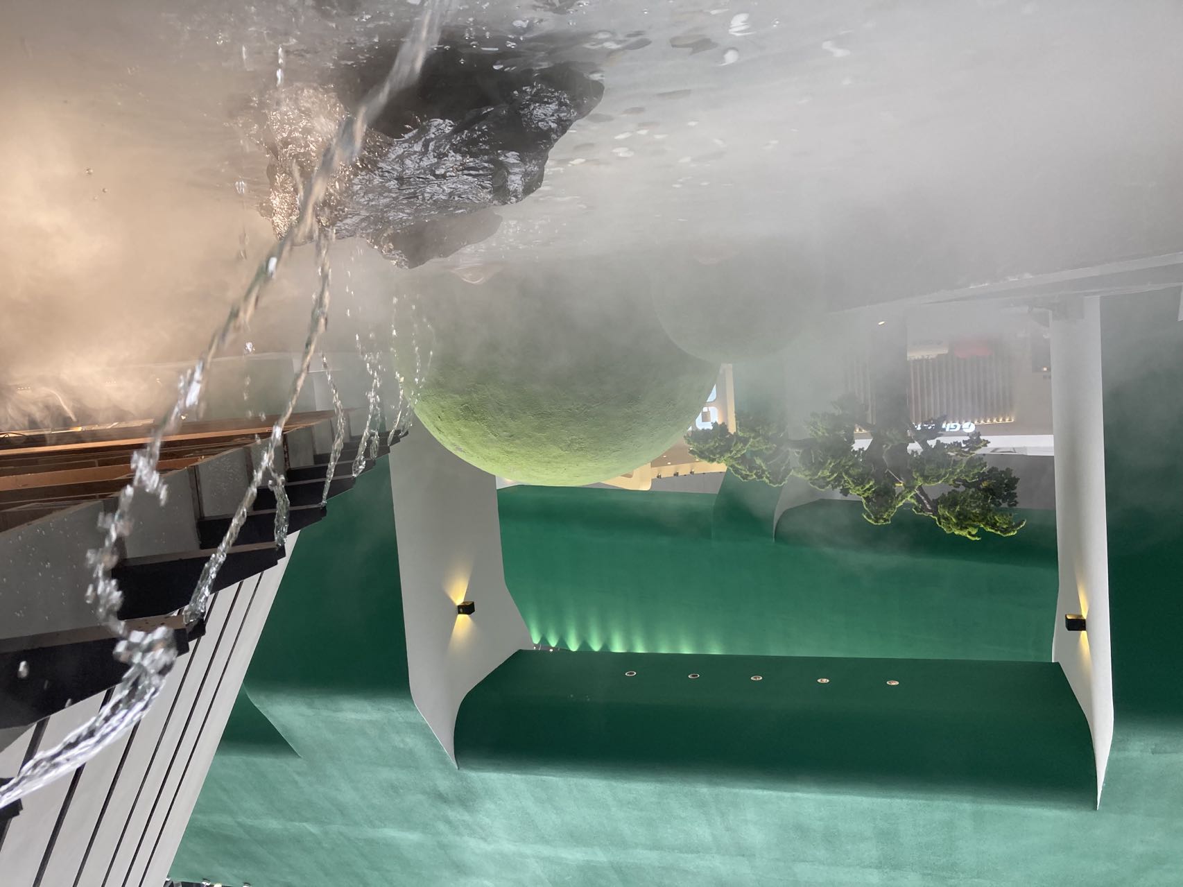 Green trees and white mountains, overlapping shadows, three-dimensional presentation，