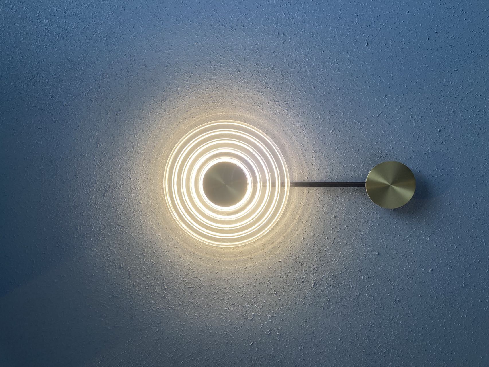 Green trees and white mountains, overlapping shadows, three-dimensional presentation，