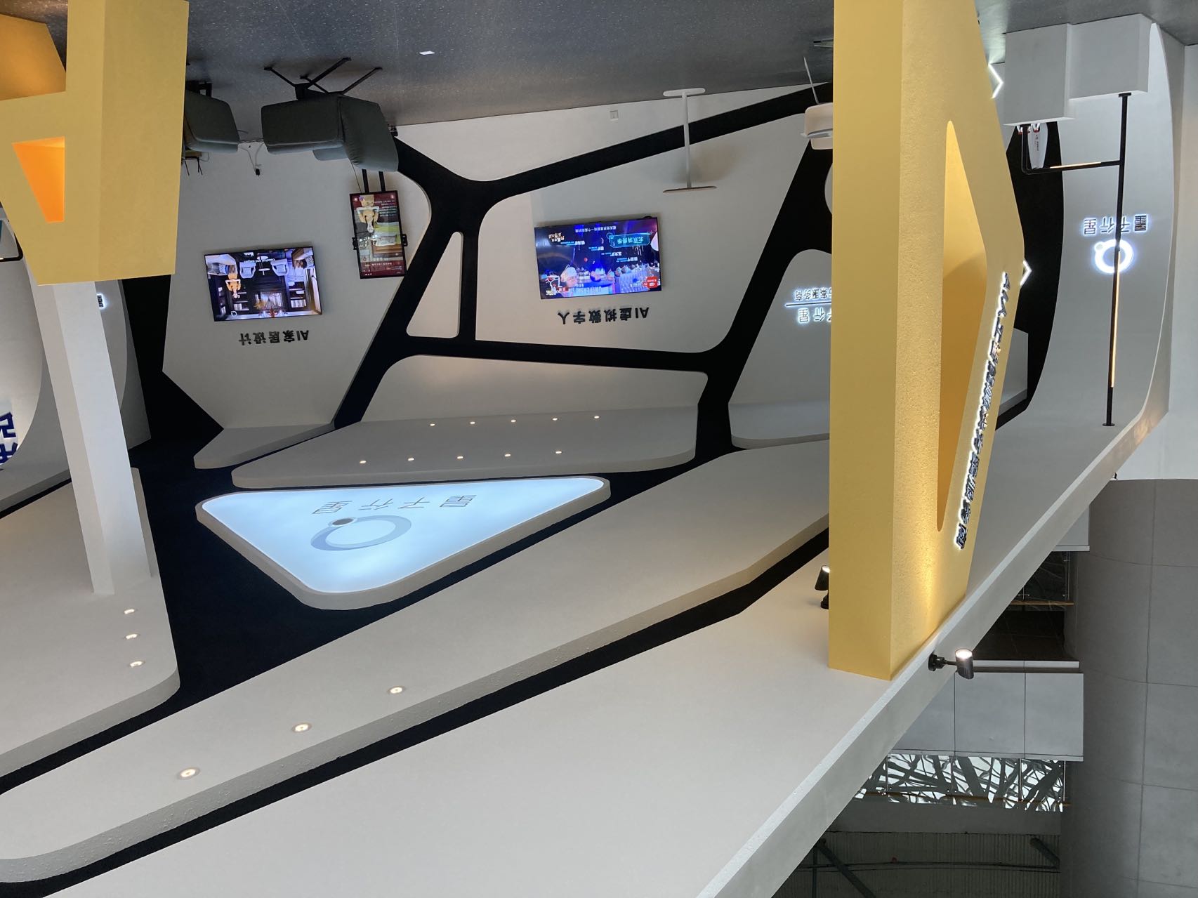 Green trees and white mountains, overlapping shadows, three-dimensional presentation，