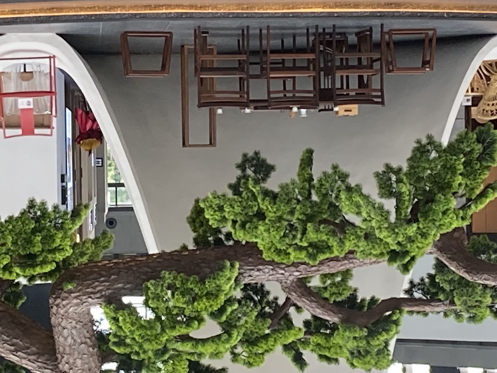 Green trees and white mountains, overlapping shadows, three-dimensional presentation，