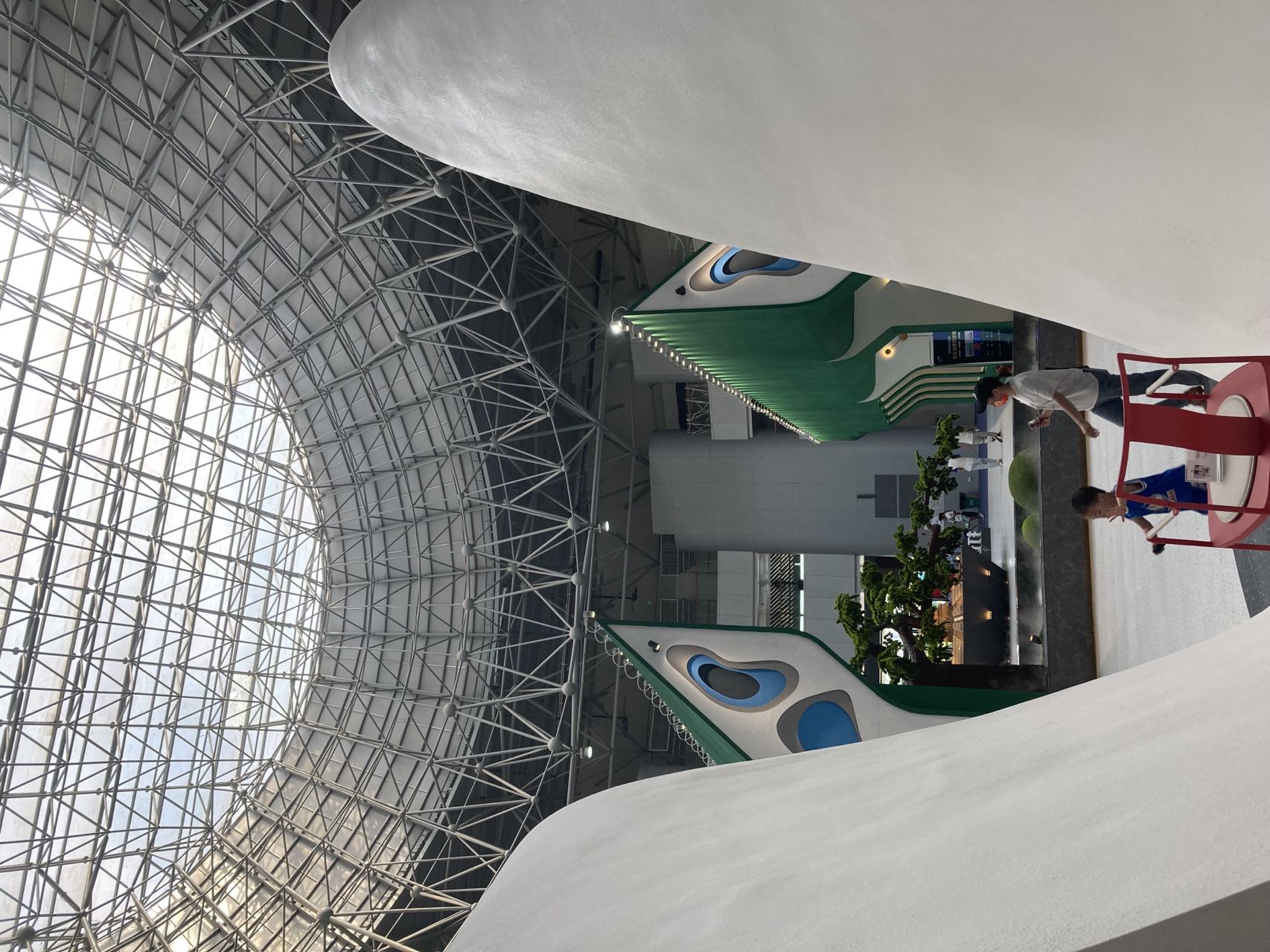 Green trees and white mountains, overlapping shadows, three-dimensional presentation，