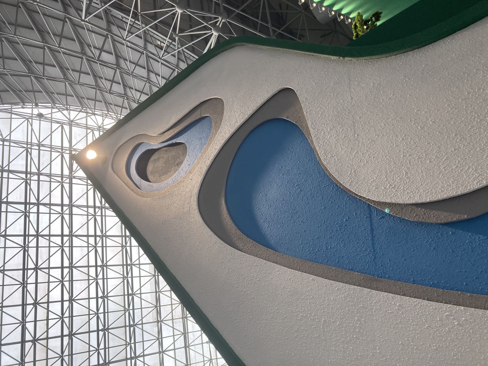 Green trees and white mountains, overlapping shadows, three-dimensional presentation，