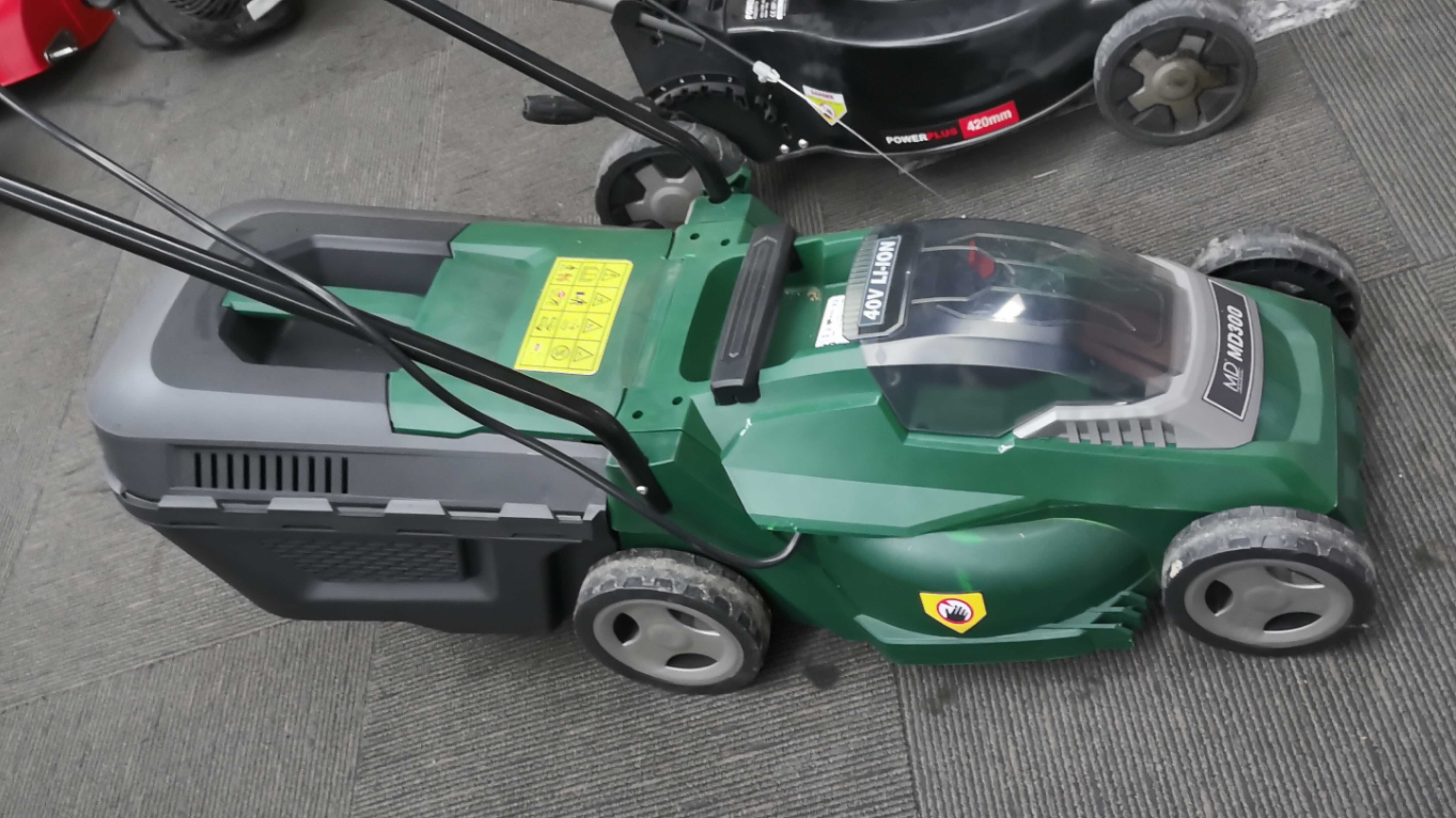 DC four-wheel lawn mower，