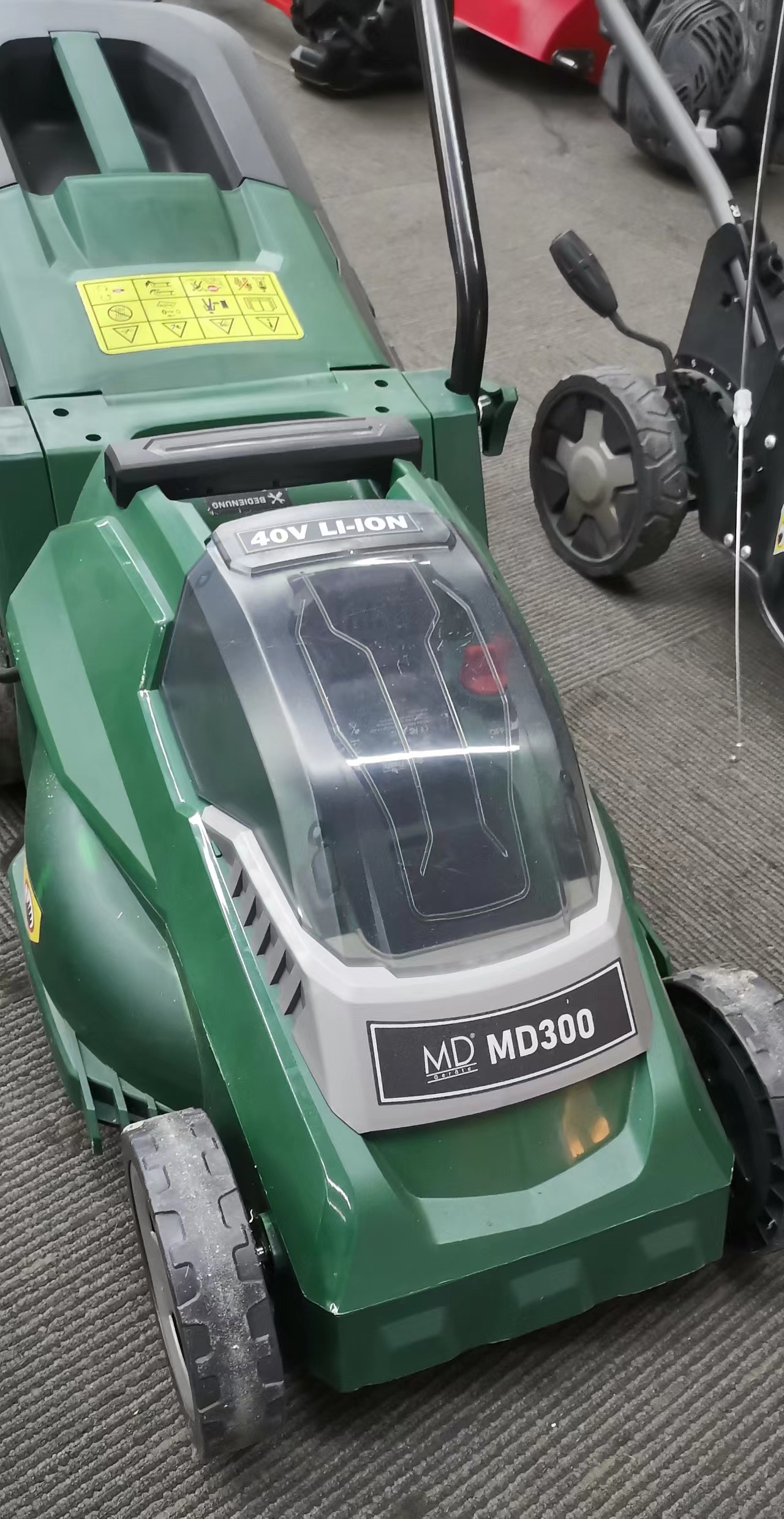 DC four-wheel lawn mower，