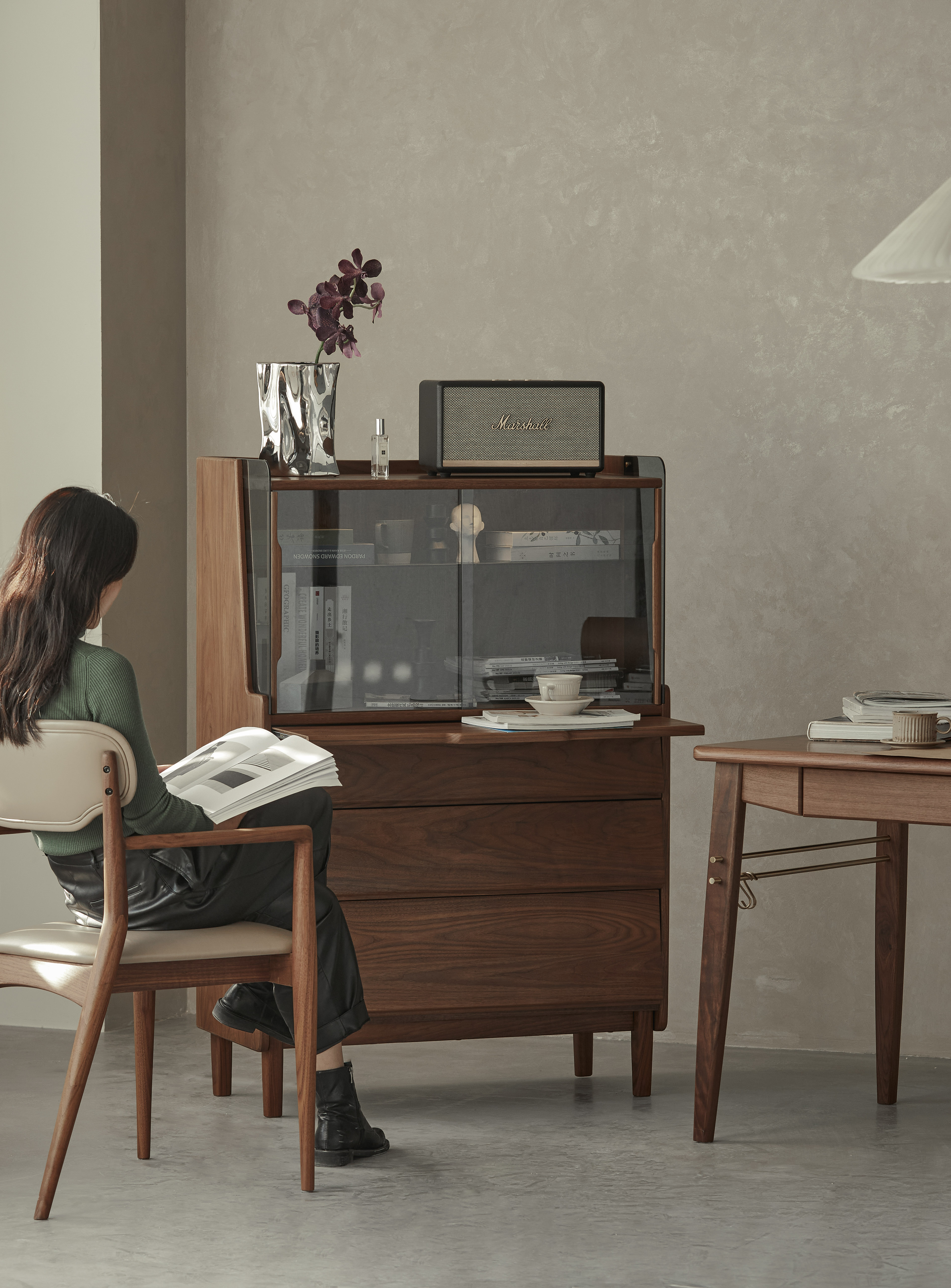 North American black walnut，Solid wood furniture，Display cabinet，