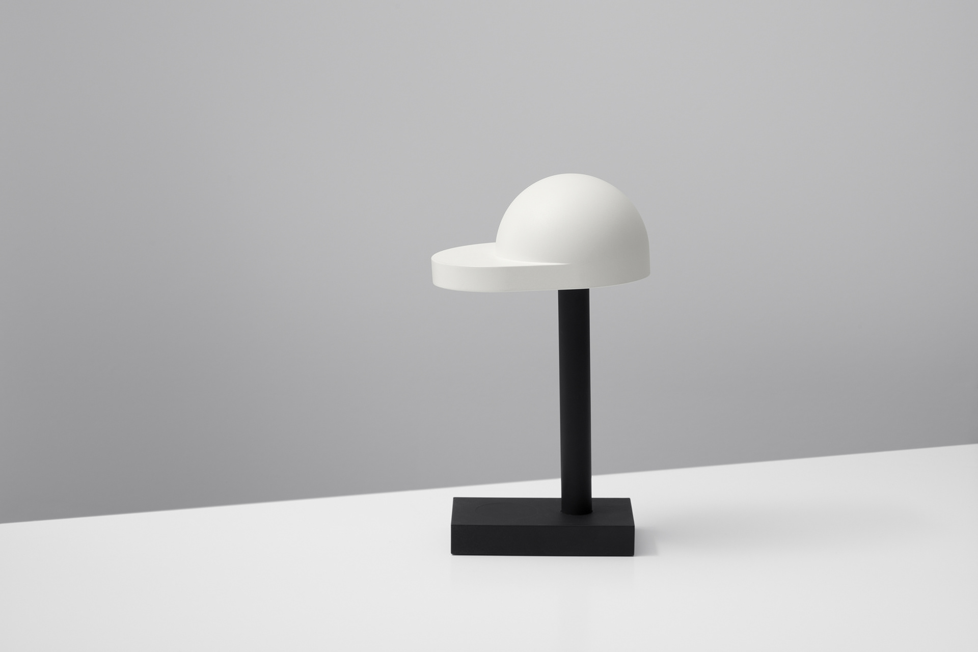 YUUE Design Studio，product design，Cappy，Interactive table lamp，Geometric primitives，Wireless charging，