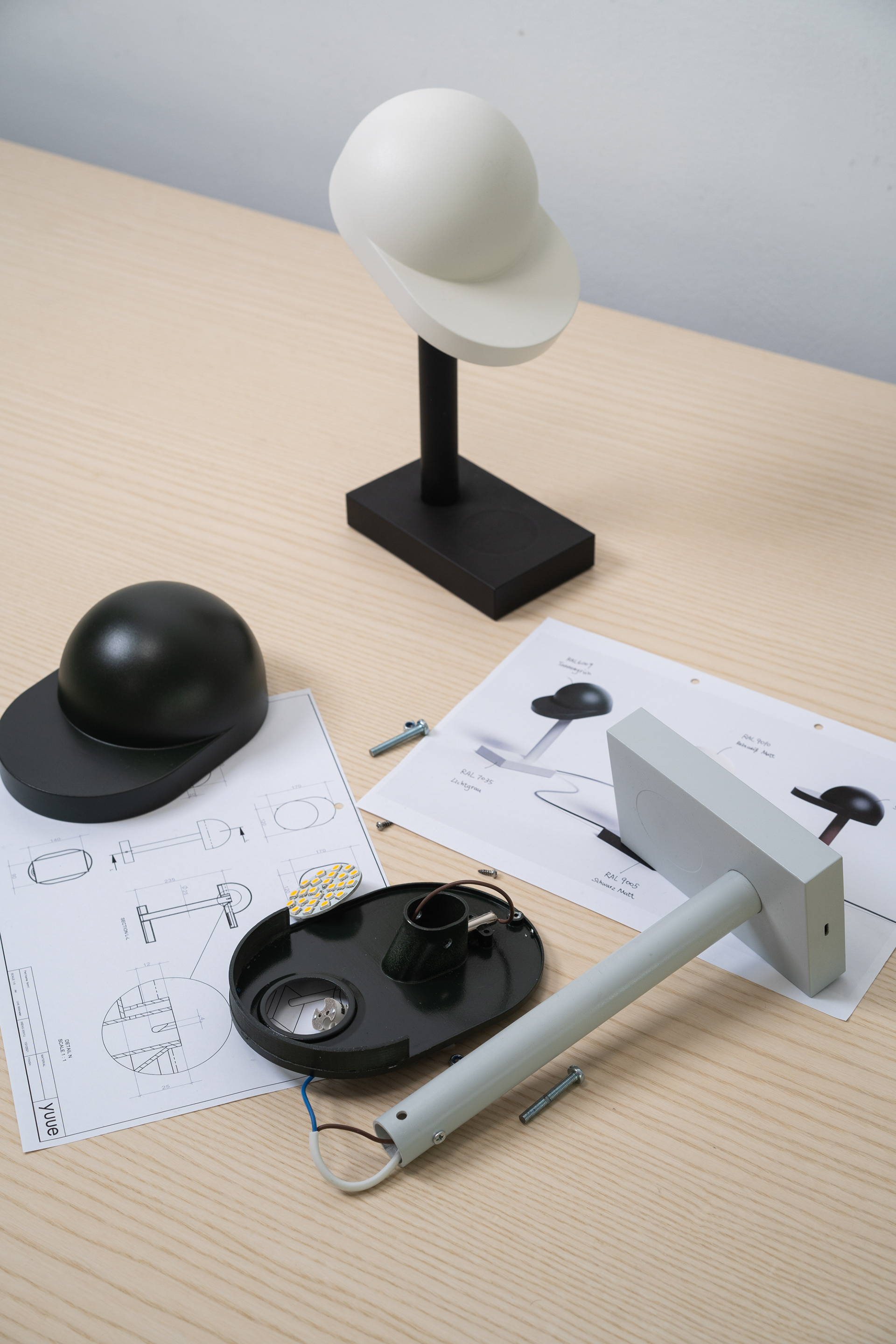 YUUE Design Studio，product design，Cappy，Interactive table lamp，Geometric primitives，Wireless charging，