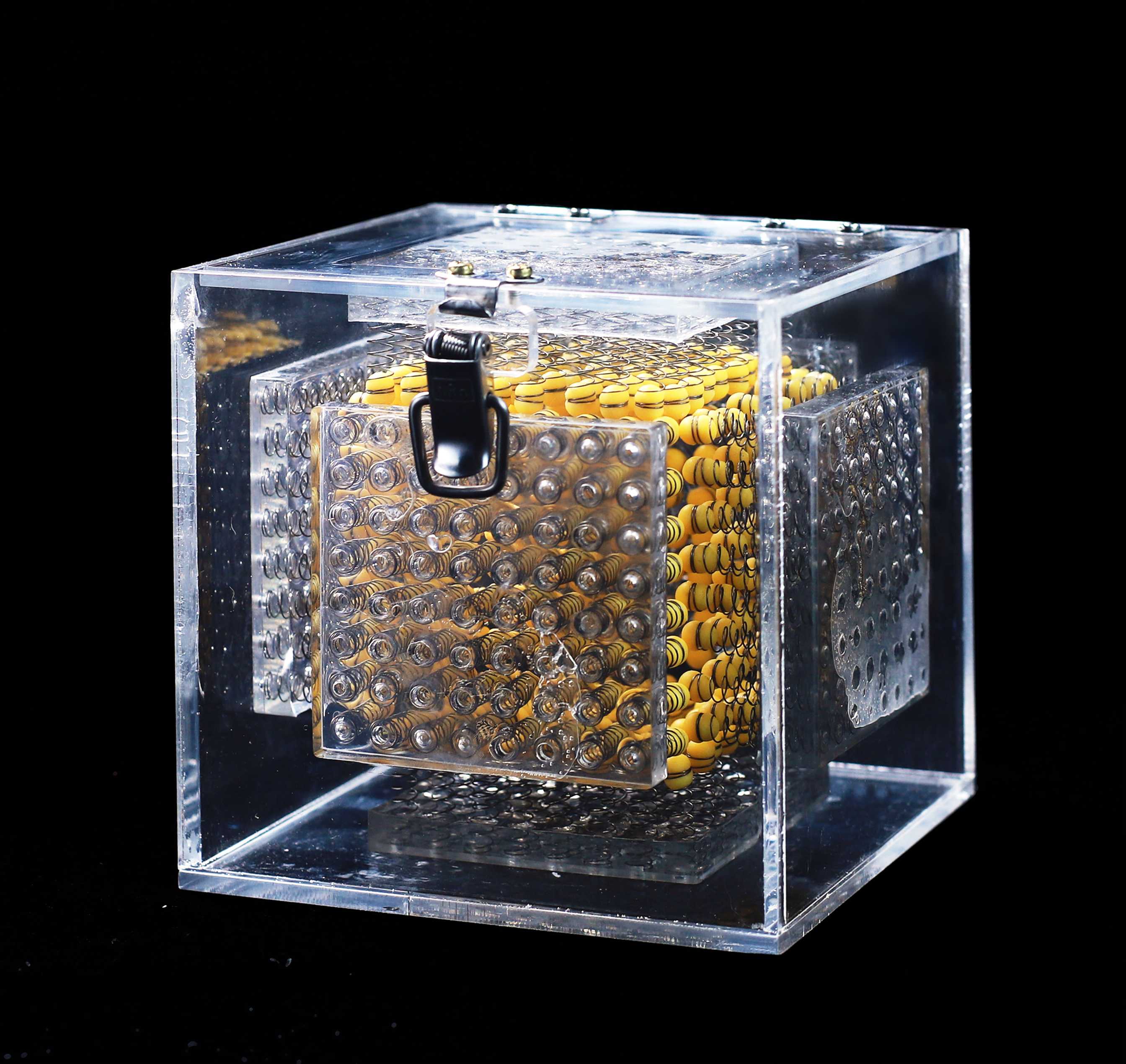 Shockproof storage and transportation container，