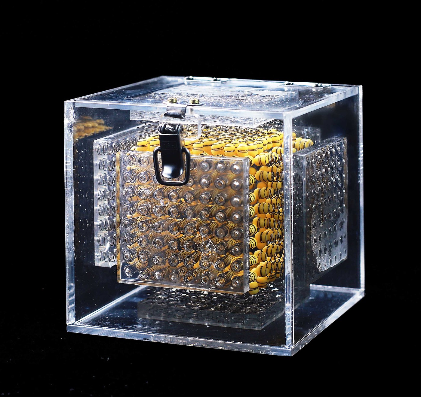 Shockproof storage and transportation container，
