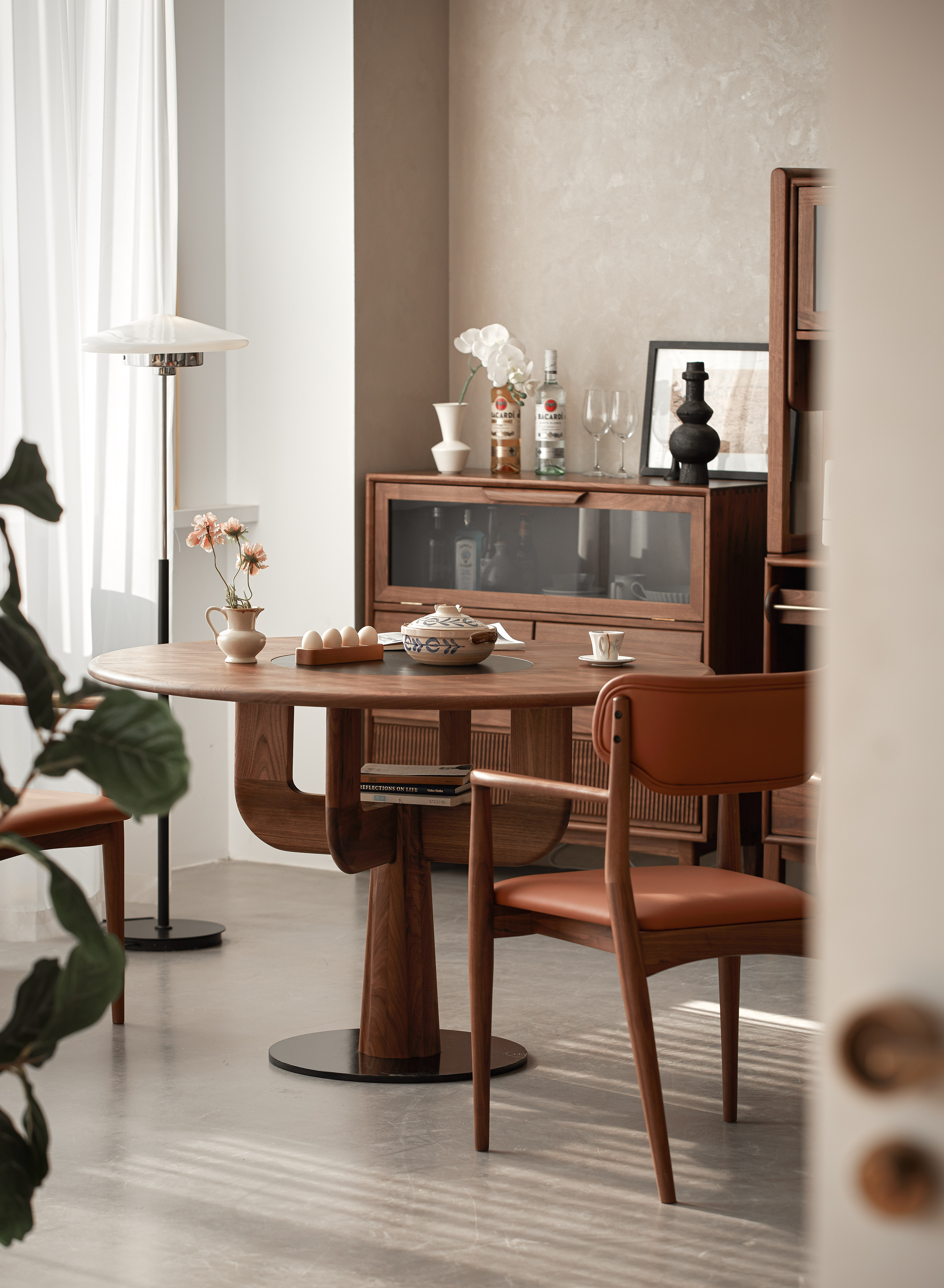 round table，Solid wood furniture，Home design，North American black walnut，Restaurant decoration，