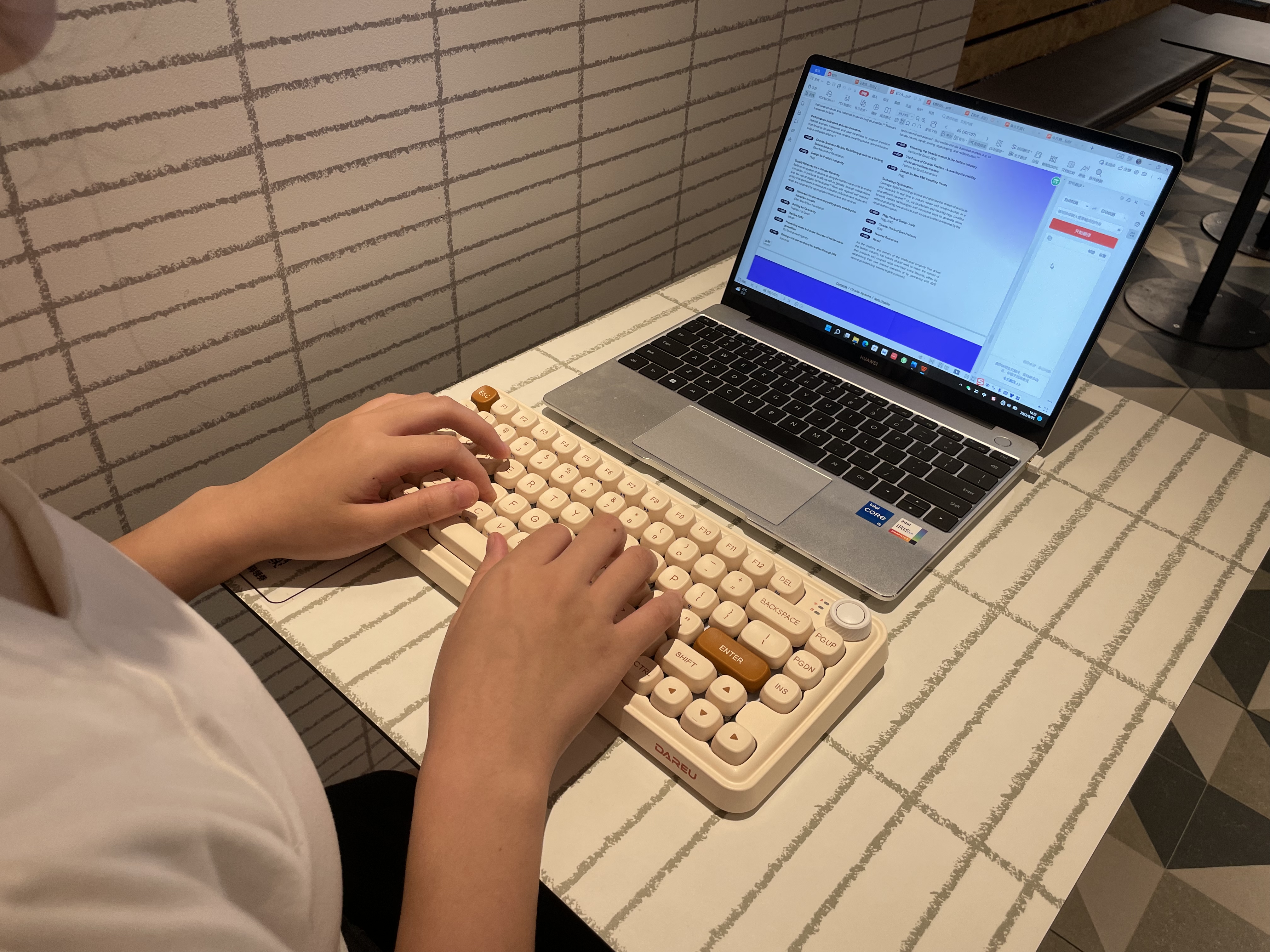 Daryou small square sugar wireless mechanical keyboard，Bluetooth mechanical keyboard，Mechanical keyboard，Mute keyboard，Table setting，wireless keyboard，