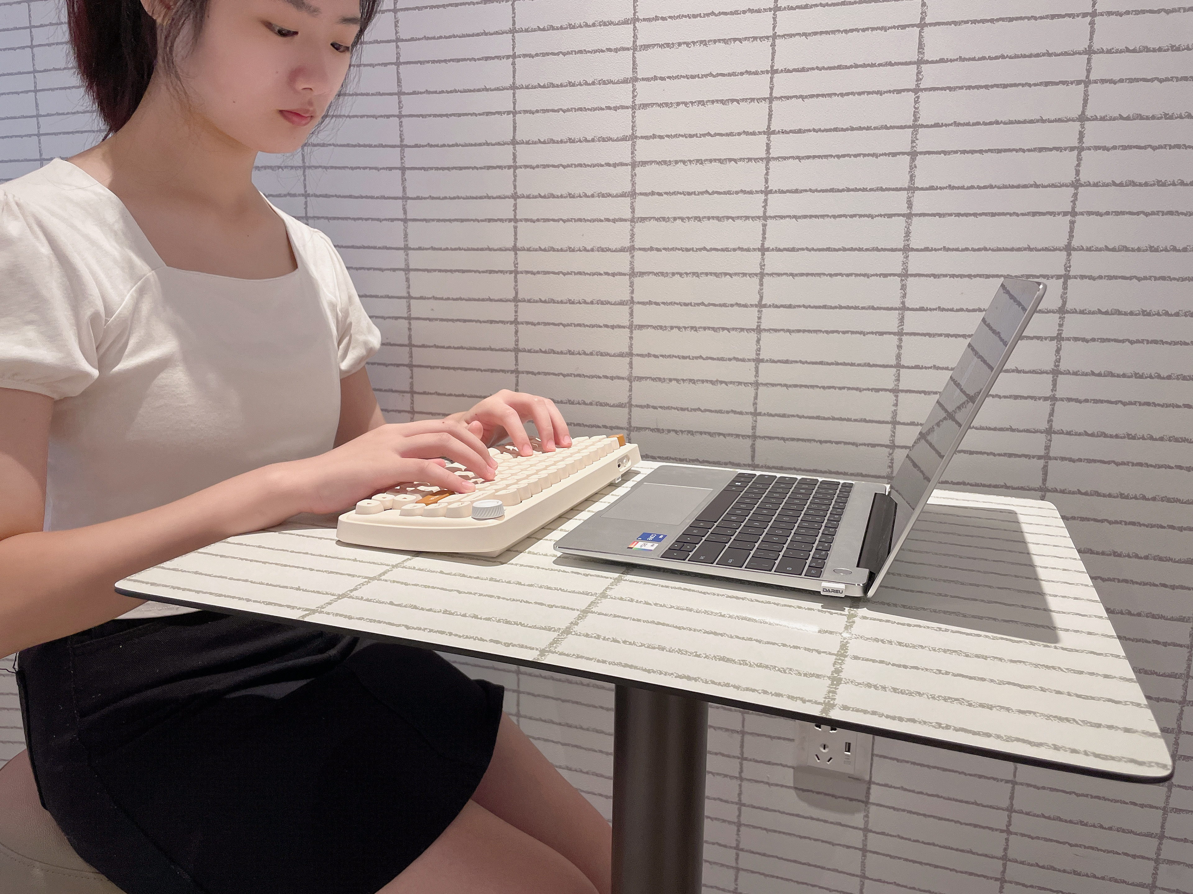 Daryou small square sugar wireless mechanical keyboard，Bluetooth mechanical keyboard，Mechanical keyboard，Mute keyboard，Table setting，wireless keyboard，