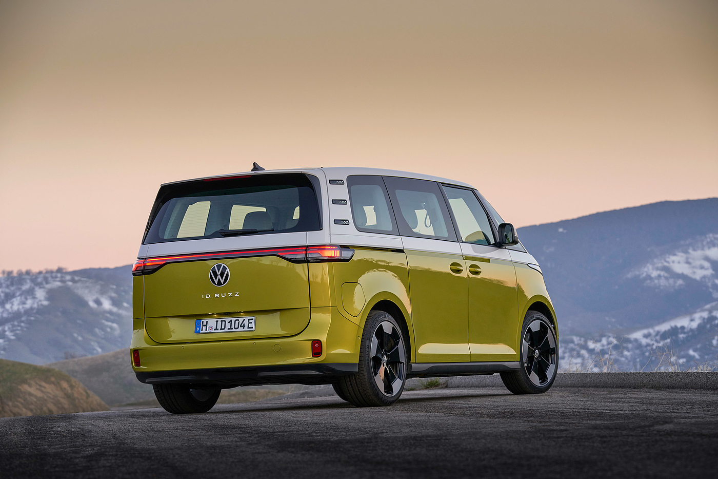 Volkswagen，ID Buzz van，electric vehicle，T1 Transporter，Recycled materials，Variable space，