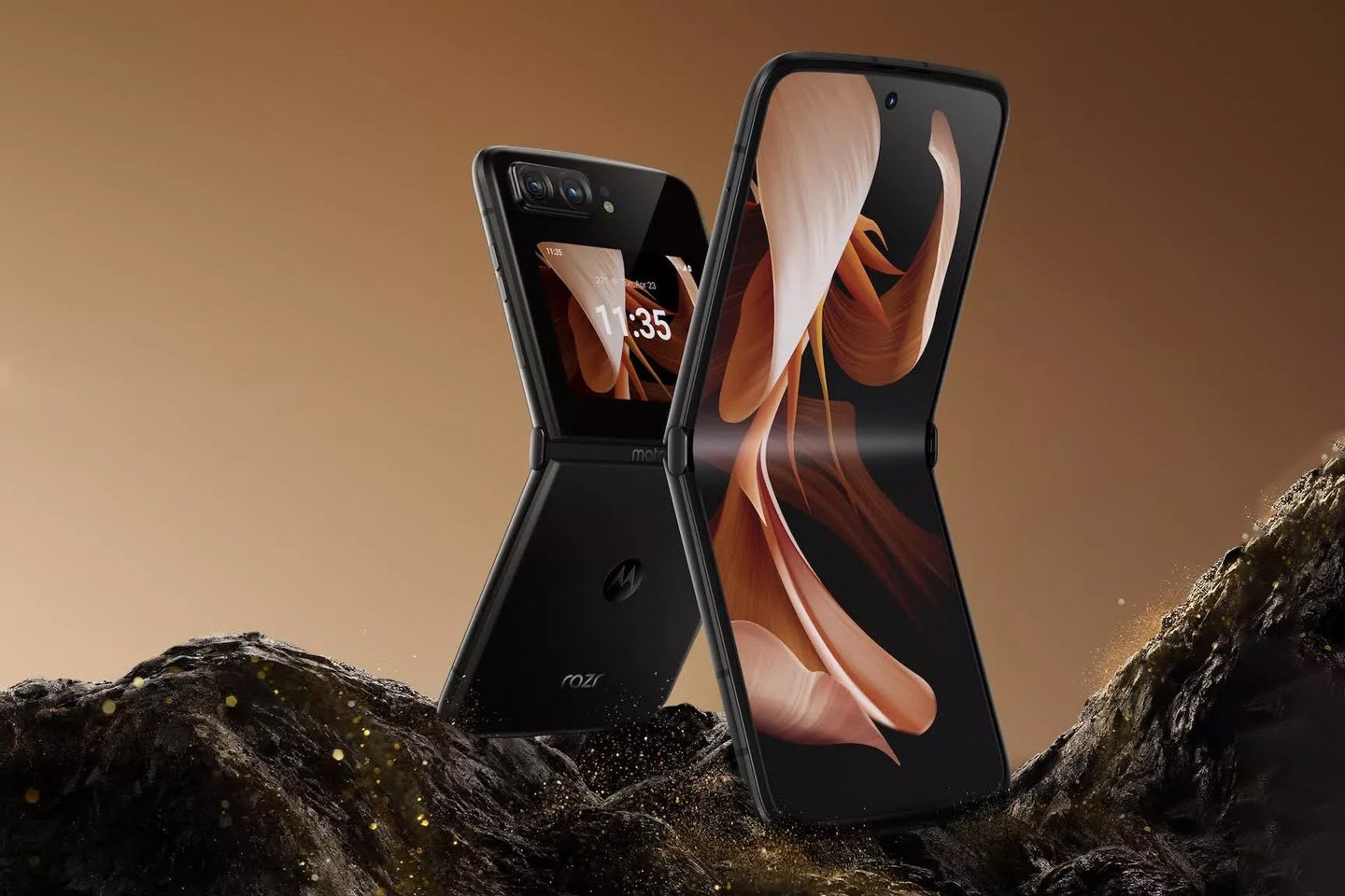 Vertical folding design，Moto Razr 2022，product design，streamline，motorola，
