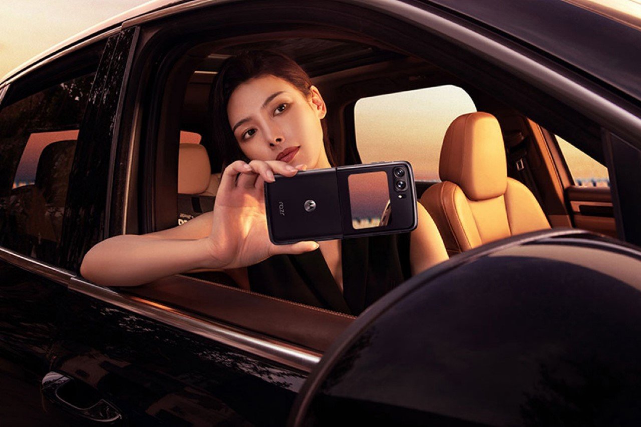 Vertical folding design，Moto Razr 2022，product design，streamline，motorola，