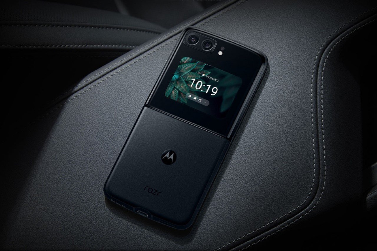 Vertical folding design，Moto Razr 2022，product design，streamline，motorola，
