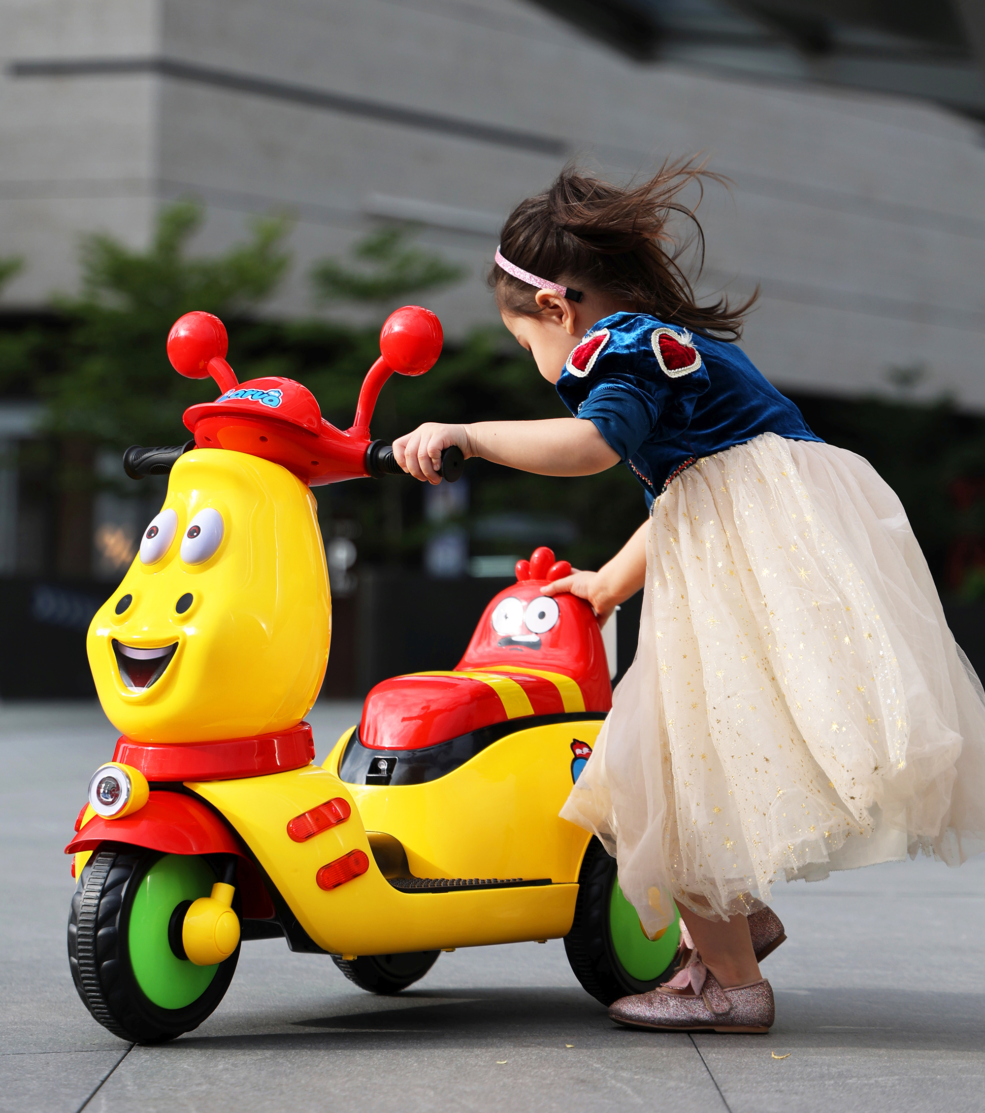 Children's electric tricycle，