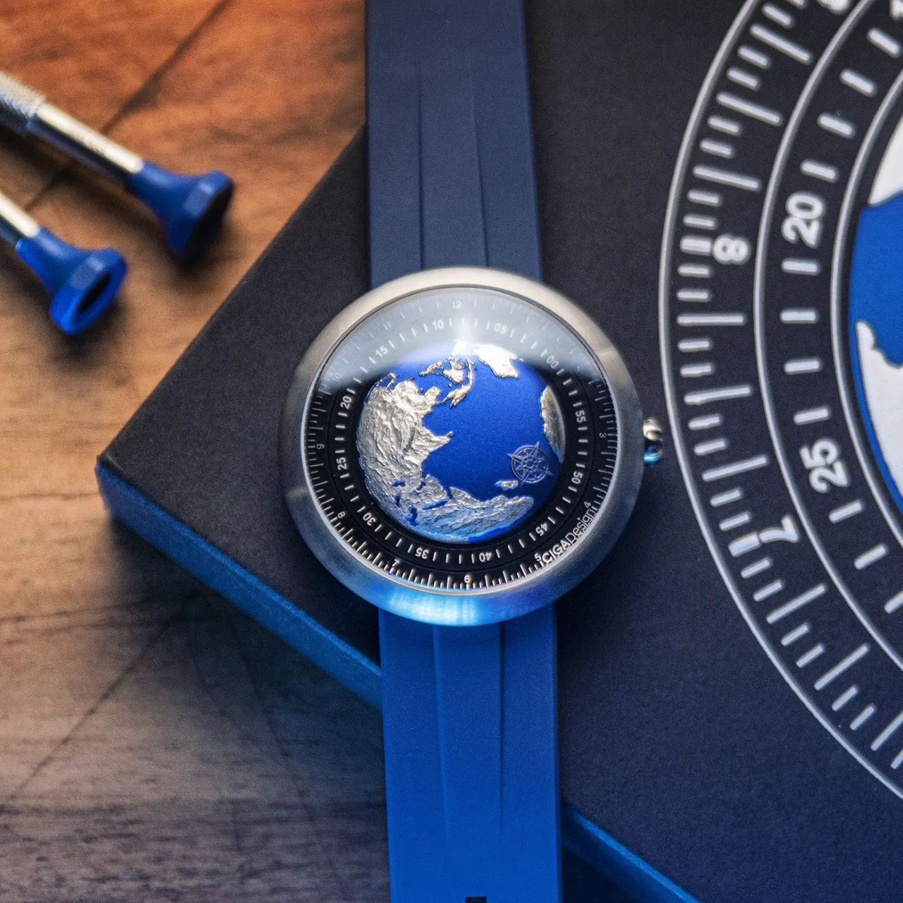 earth，Wristwatch，rotate，gemstone，