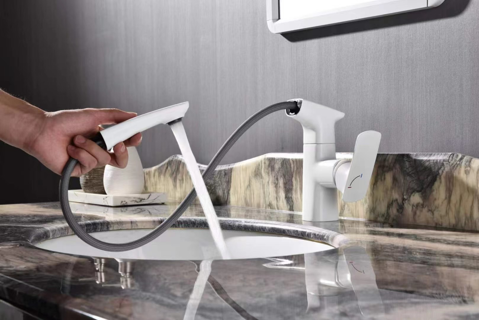 Bathroom cabinet faucet，Pull type，