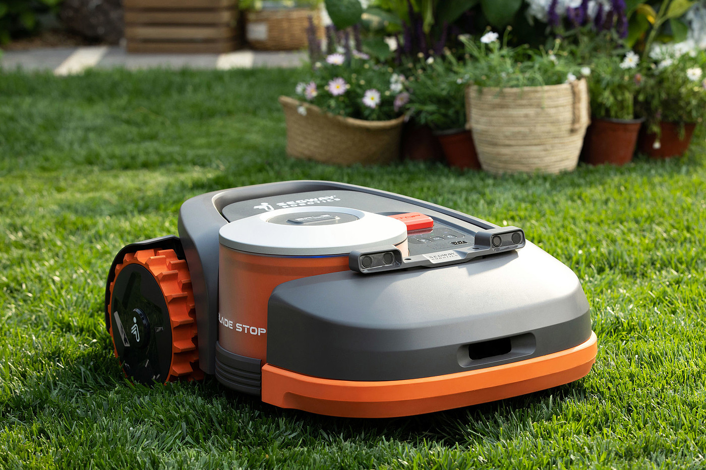 product design，courtyard，Mowing robot，