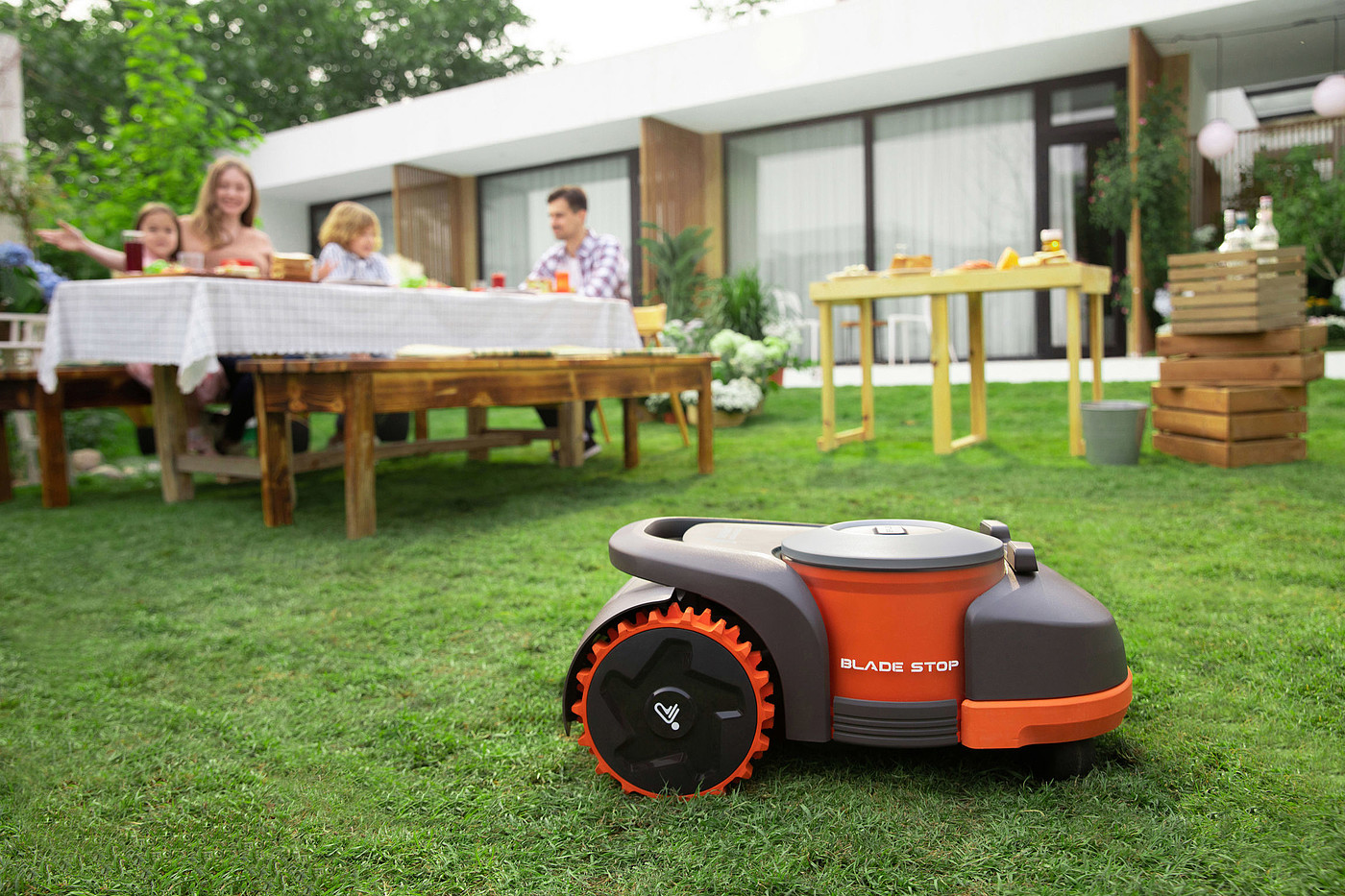 product design，courtyard，Mowing robot，