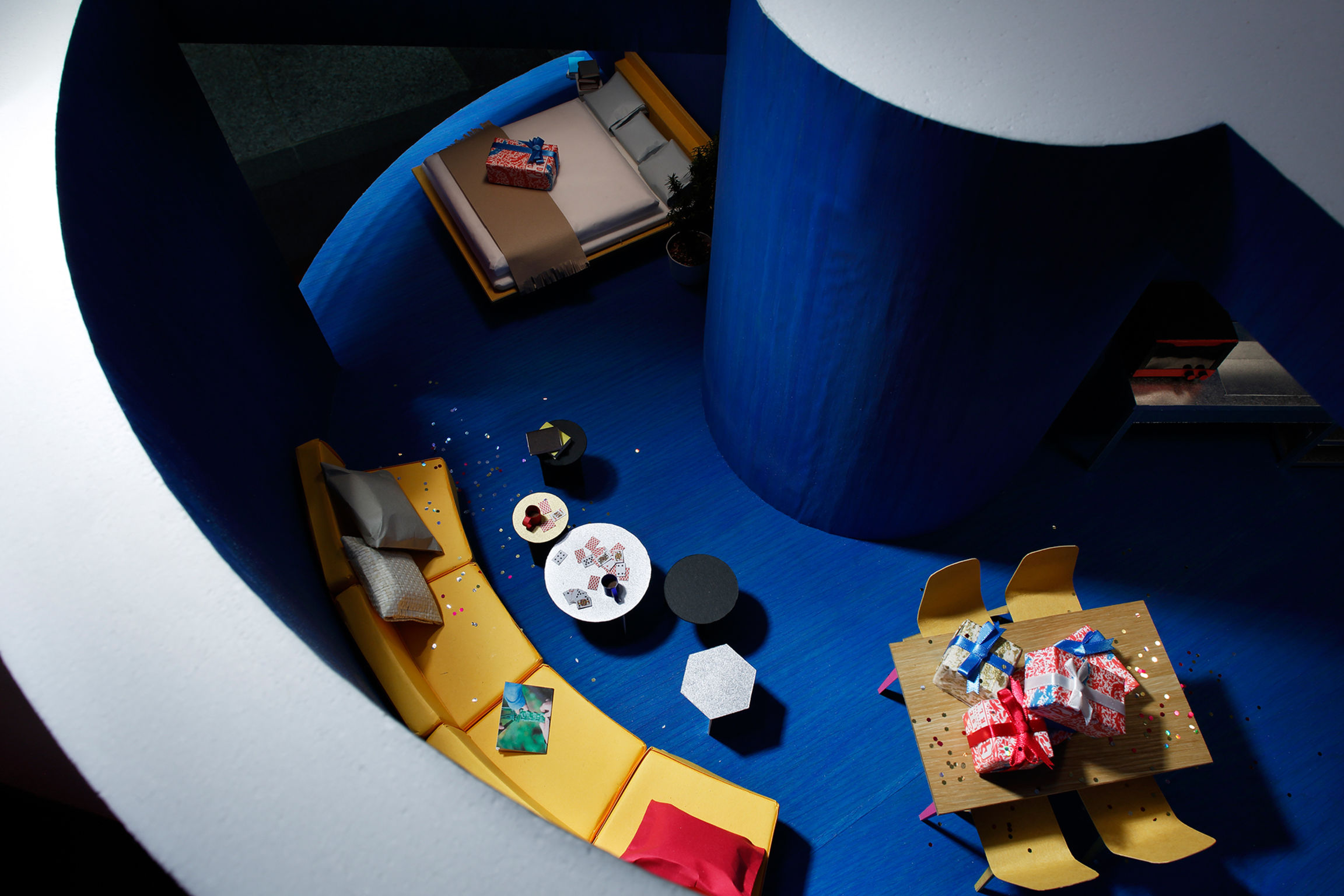 Interior design，Installments and Facilities，Screen display，