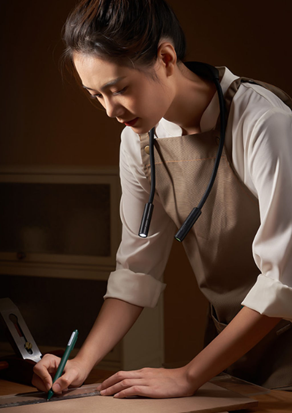 product design，lighting，Neck reading light，