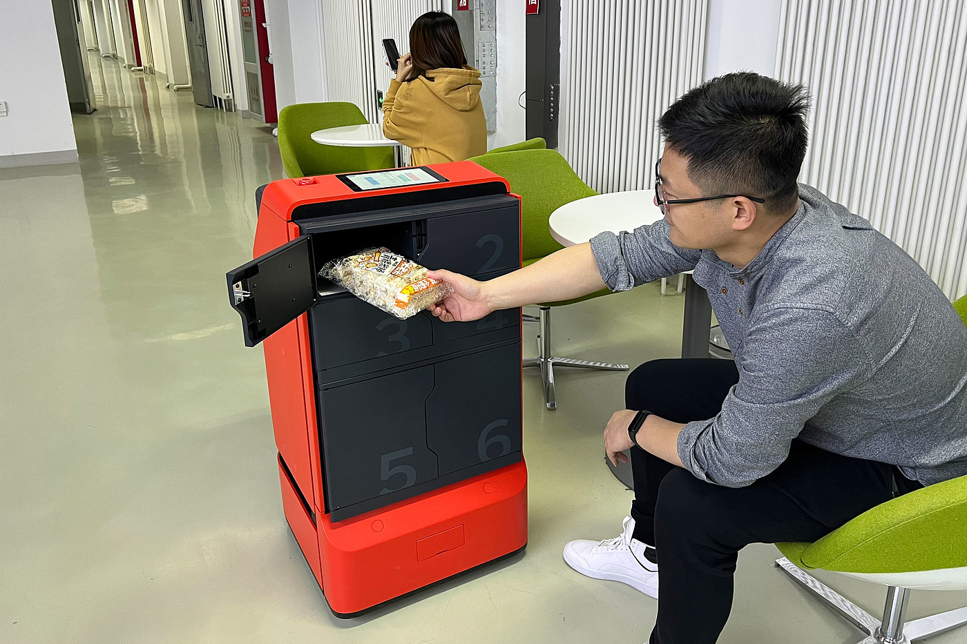 product design，Public Design/Retail Projects，Delivery robot，