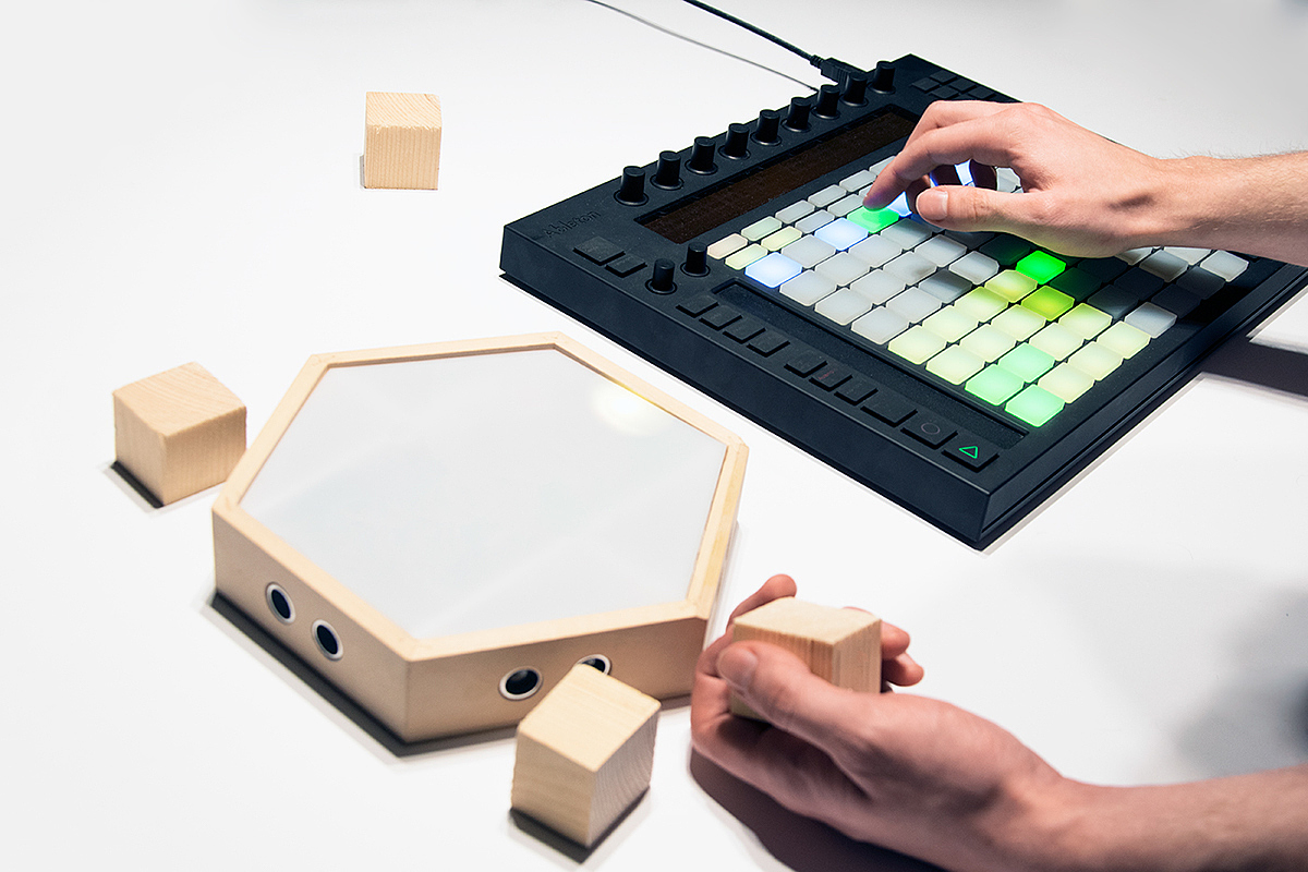 He must，Interactive design，Experimental audio device，