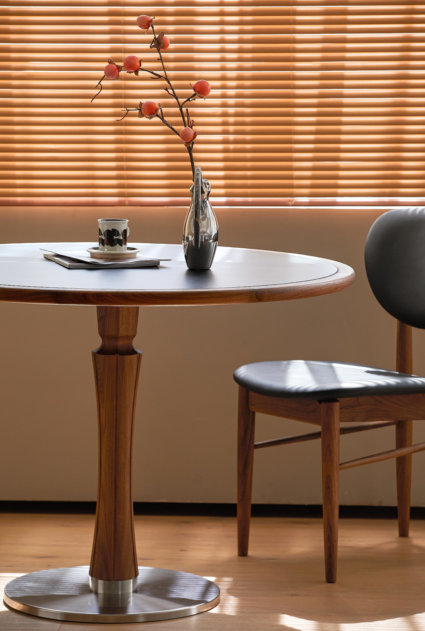 North American black walnut，Solid wood furniture，round table，restaurant，table，