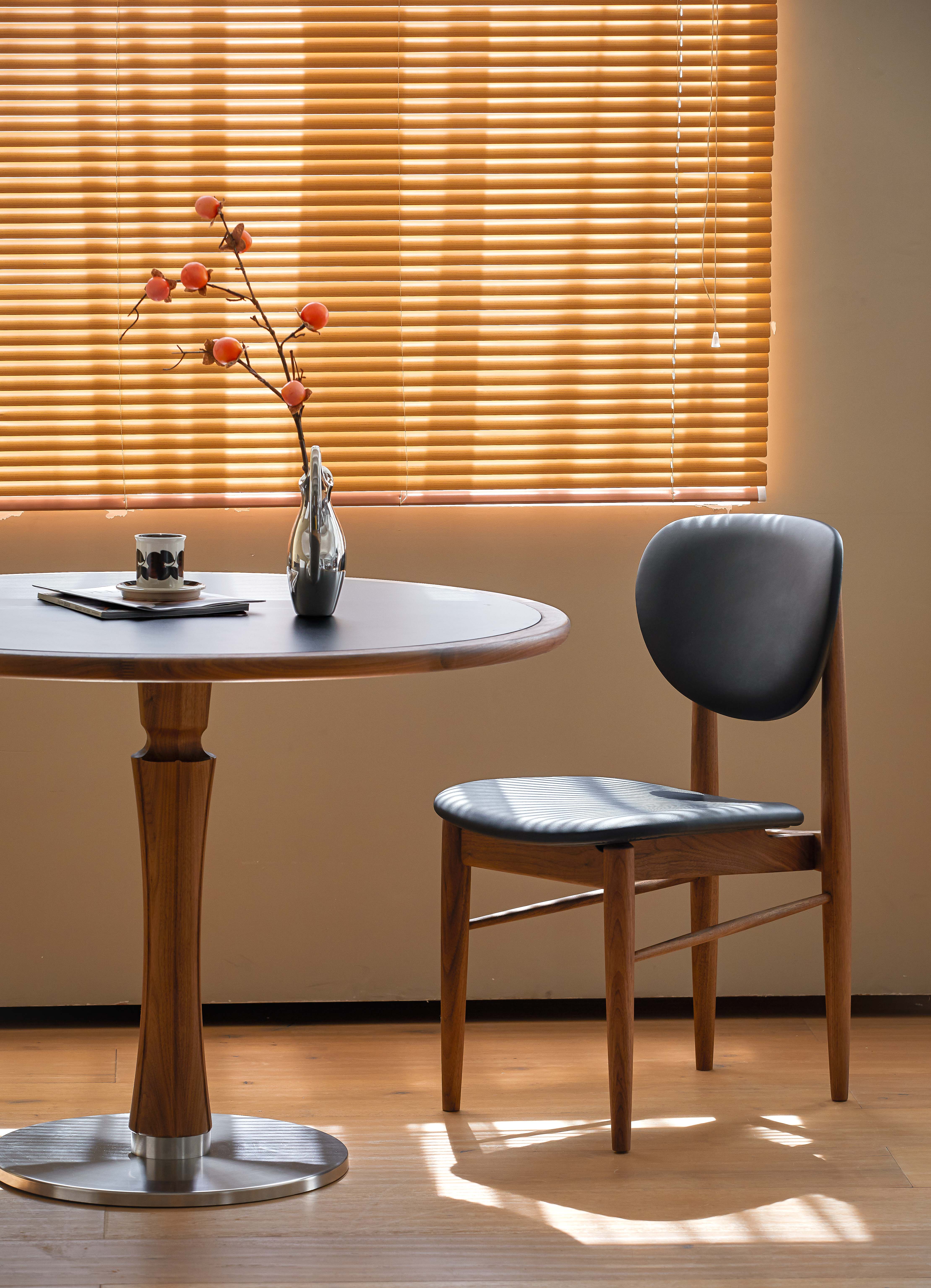 North American black walnut，Solid wood furniture，round table，restaurant，table，