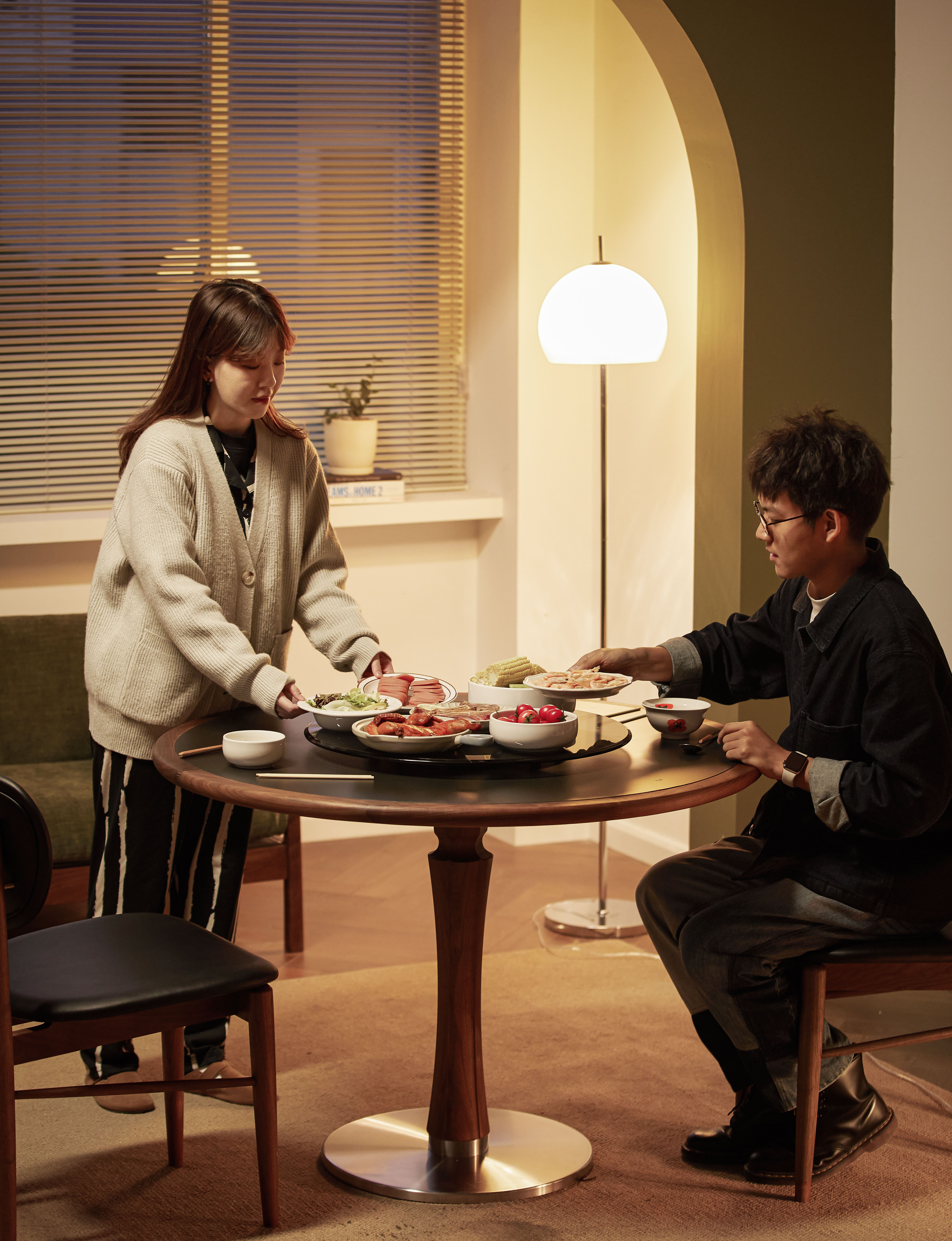 North American black walnut，Solid wood furniture，round table，restaurant，table，