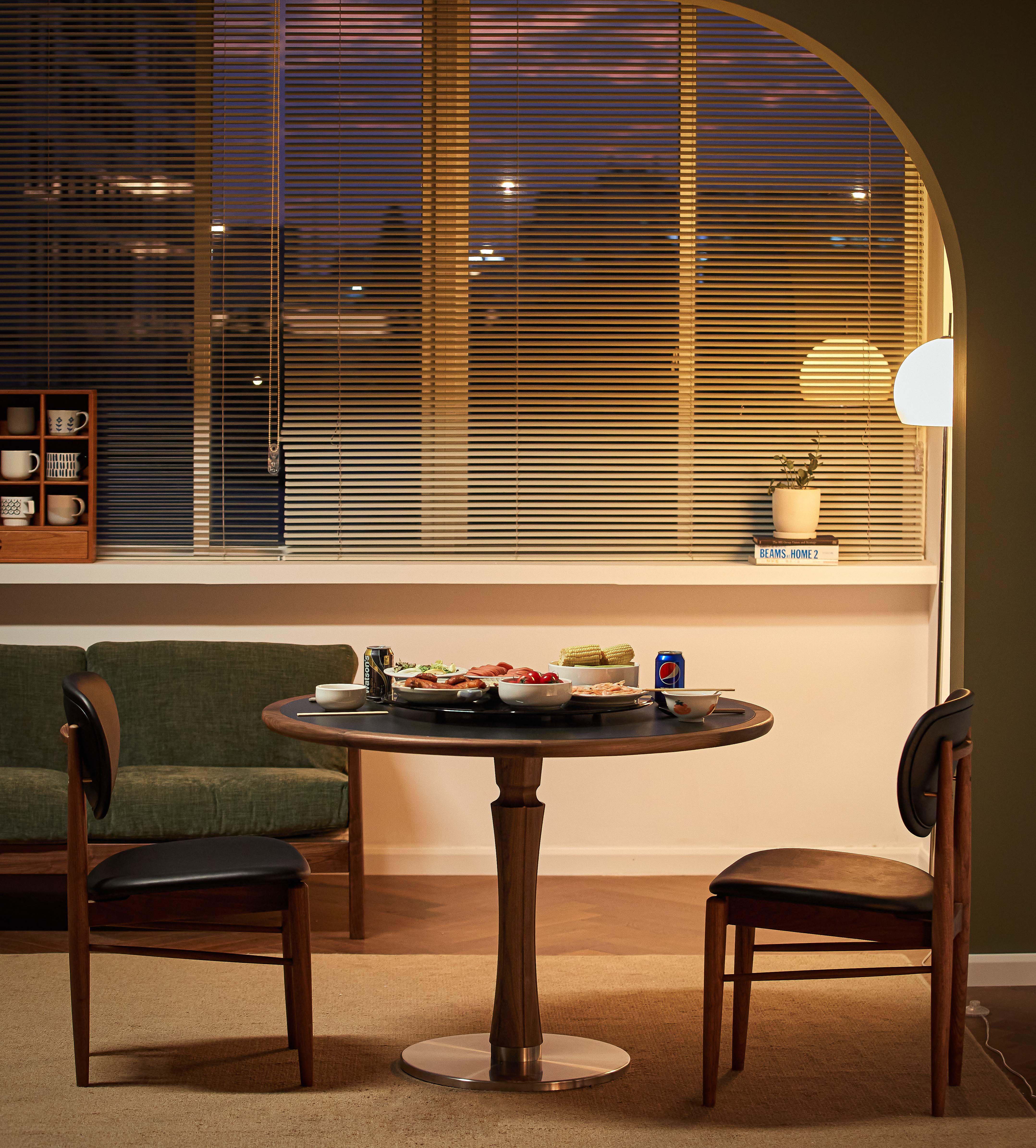 North American black walnut，Solid wood furniture，round table，restaurant，table，