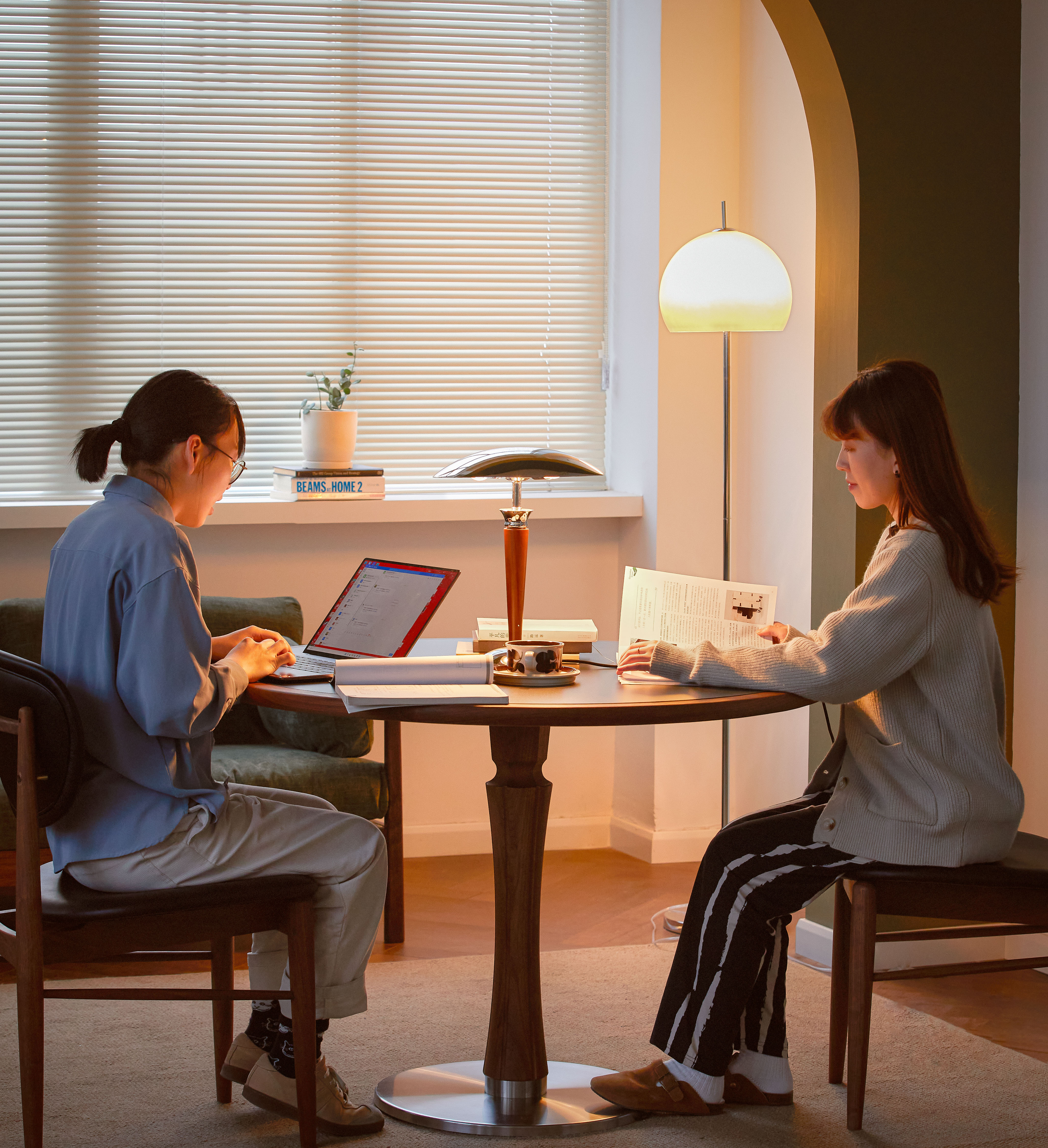 North American black walnut，Solid wood furniture，round table，restaurant，table，
