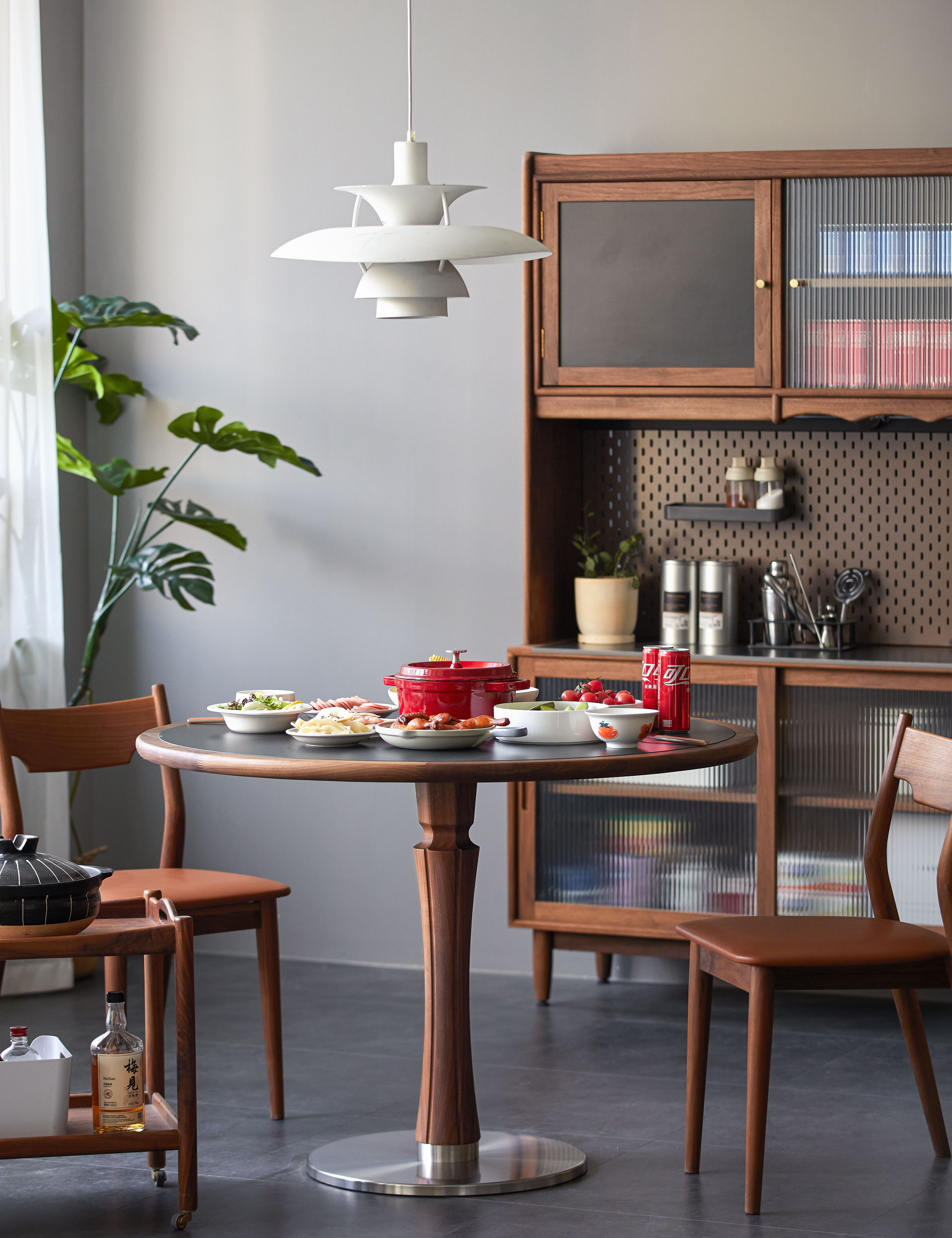 North American black walnut，Solid wood furniture，round table，restaurant，table，