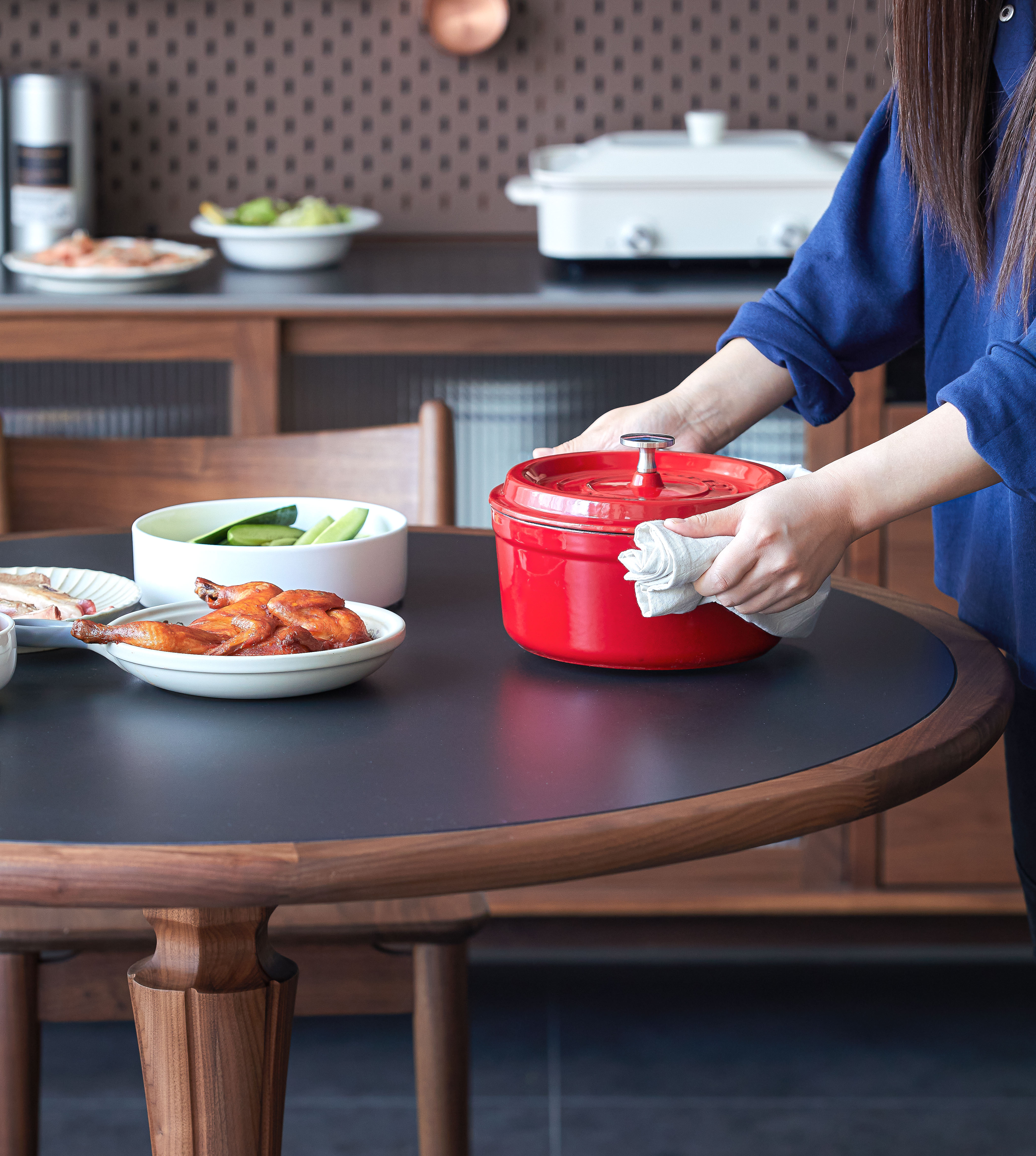 North American black walnut，Solid wood furniture，round table，restaurant，table，
