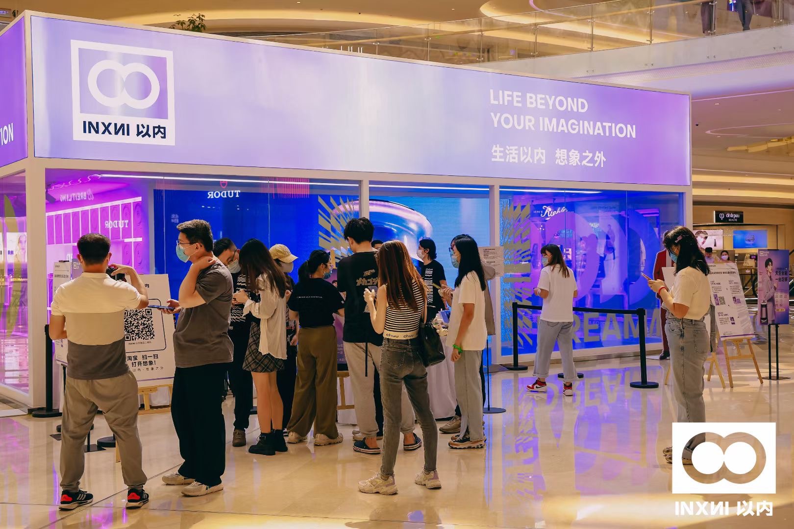 sweeping machine，Self-collecting dust，household electrical appliances，intelligence，Art of life，clean，indoor，Vacuum, sweep, mop the floor，