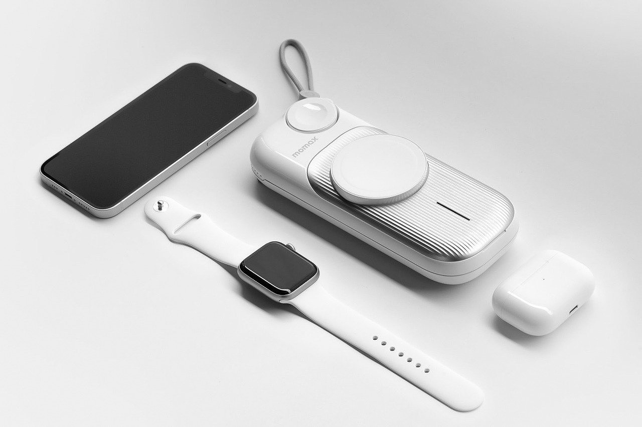 portable source，product design，MagSafe，New portable battery pack，Apple gadget，Momax Design，