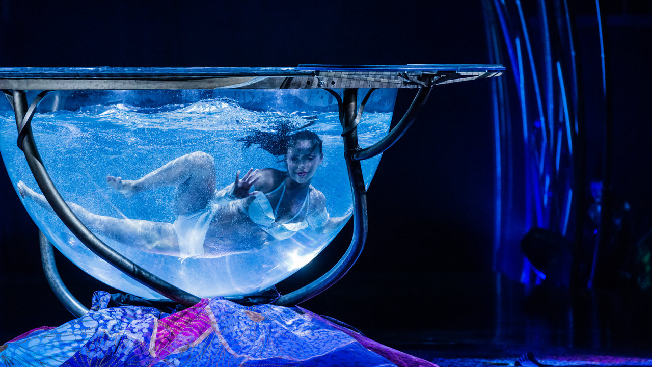 2017 red dot，Ameluna，a chandelier，