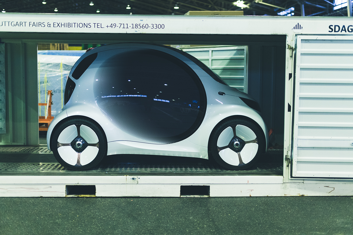 Smart Vision EQ，science fiction，Real car，surrealistic，