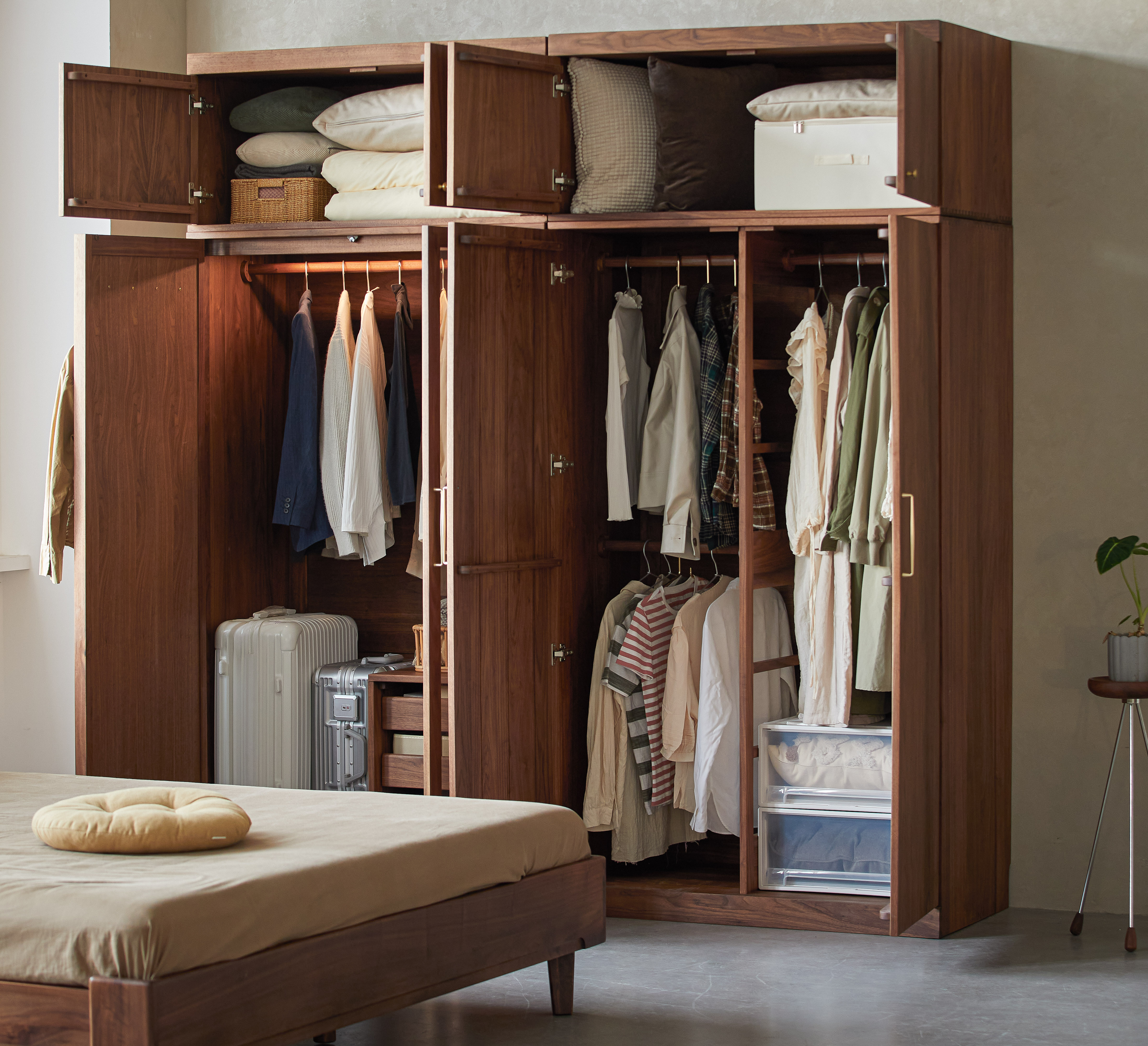 wardrobe，Solid wood furniture，North American black walnut，Bedroom storage，Storage cabinet，