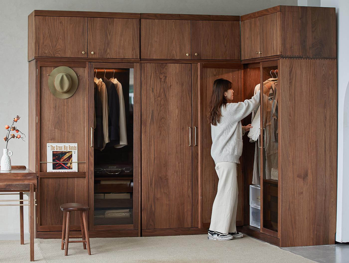 wardrobe，Solid wood furniture，North American black walnut，Bedroom storage，Storage cabinet，