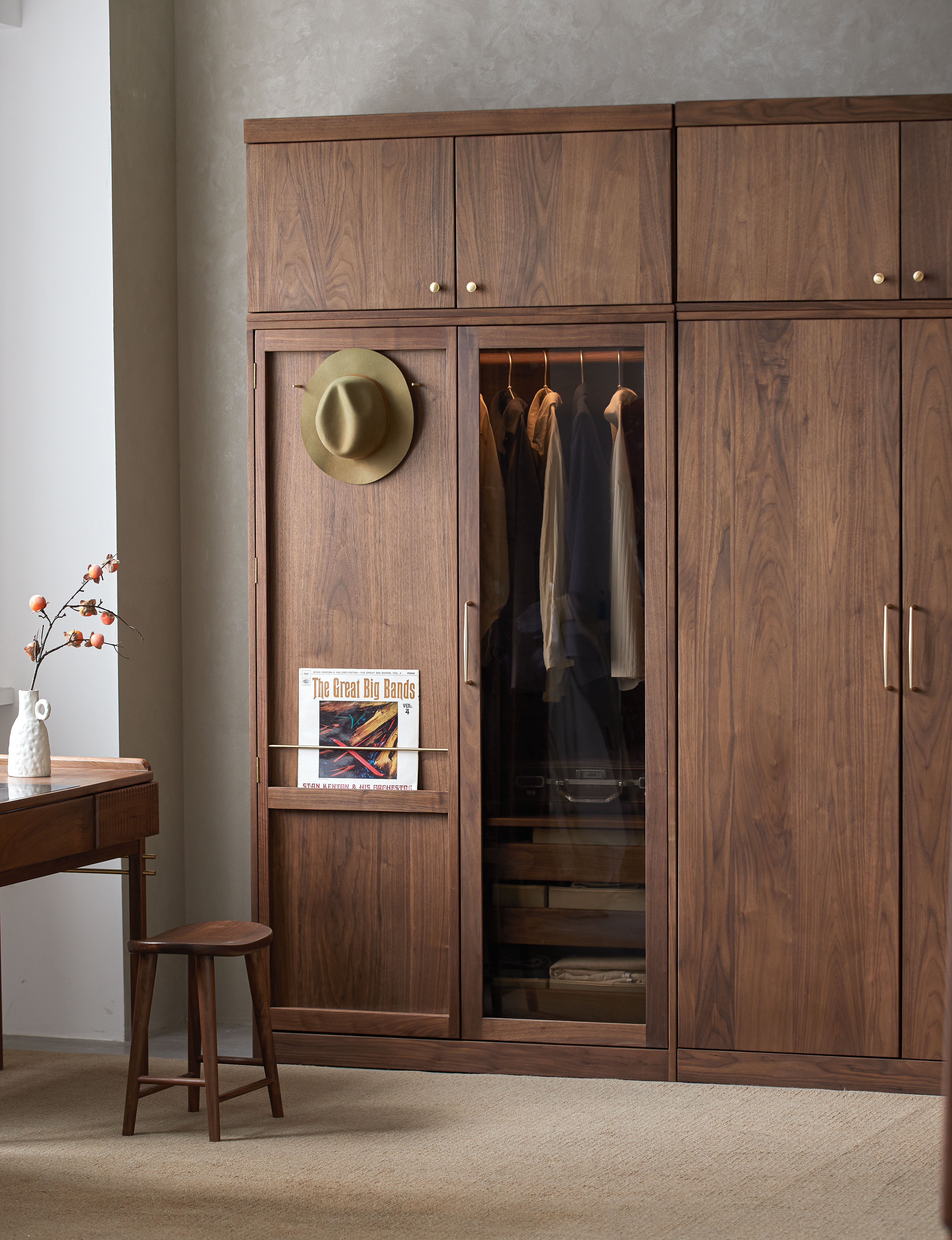 wardrobe，Solid wood furniture，North American black walnut，Bedroom storage，Storage cabinet，