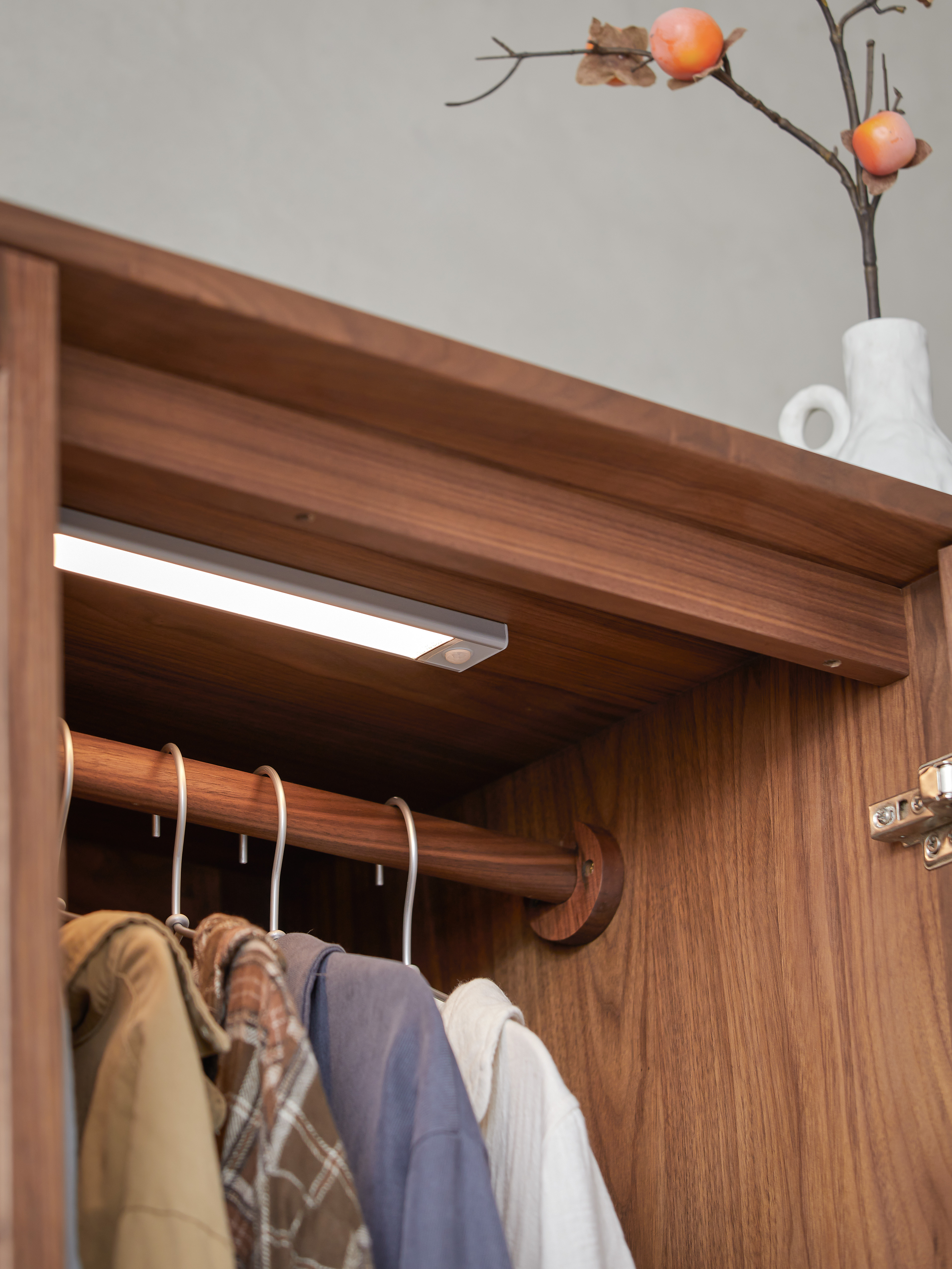 wardrobe，Solid wood furniture，North American black walnut，Bedroom storage，Storage cabinet，