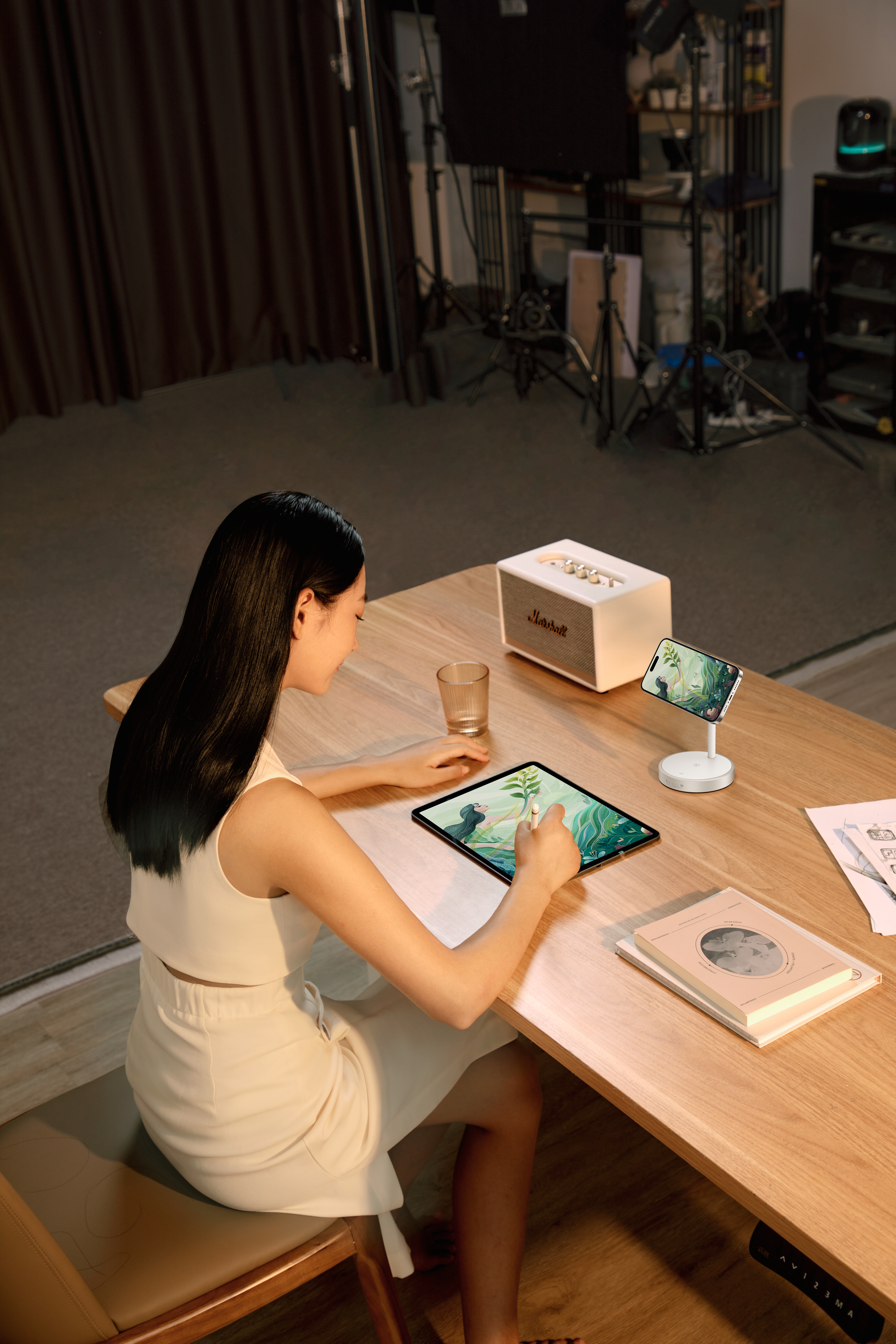 Wireless charging, charging treasure, magnetic support，