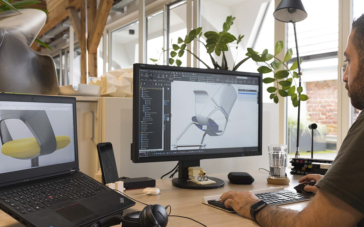 chair，to work in an office，life，family，