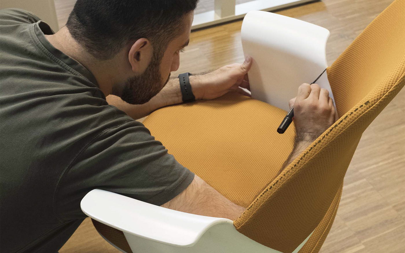 chair，to work in an office，life，family，