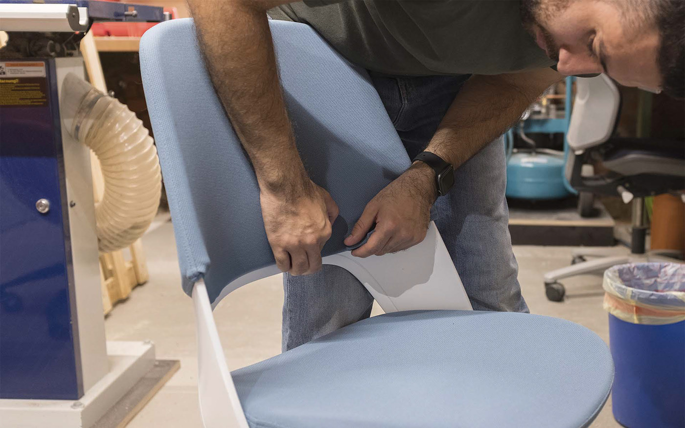 chair，to work in an office，life，family，